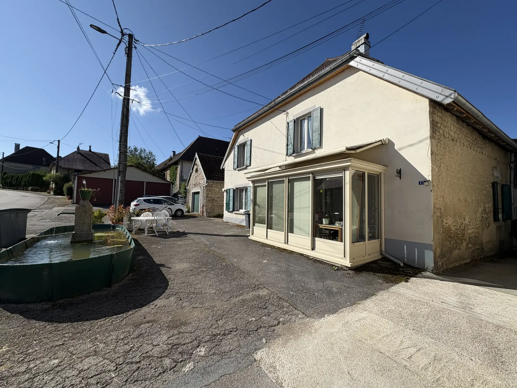 Maison à vendre avec 5 chambres à Villers-sous-Chalamont proche Frasne