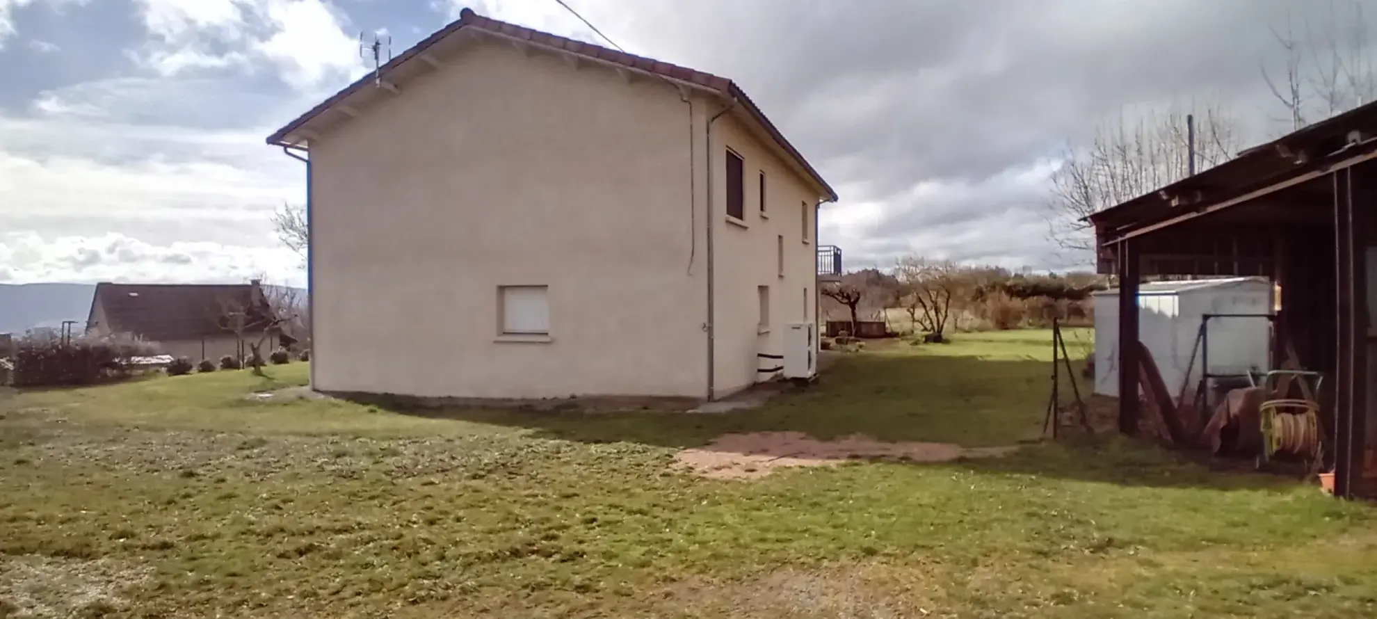 Maison T5 à 20 minutes de Millau avec terrasse et garage à Verrières 