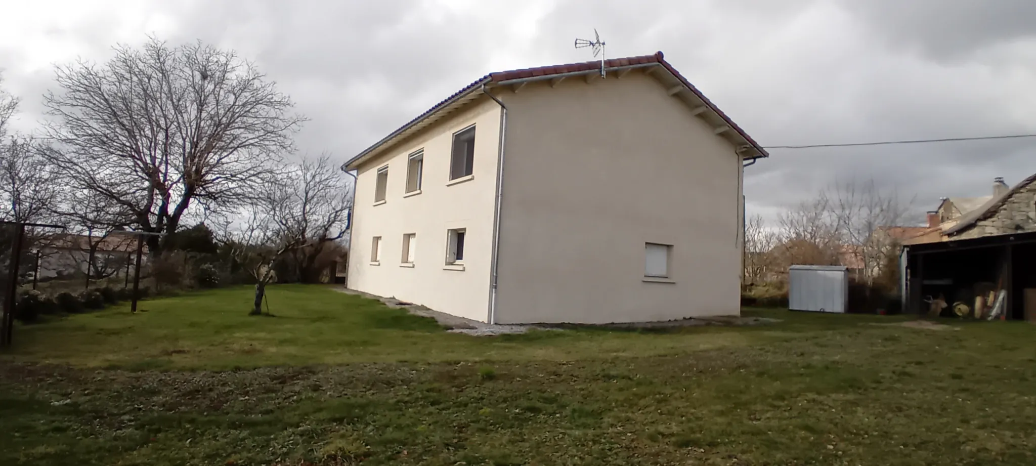 Maison T5 à 20 minutes de Millau avec terrasse et garage à Verrières 