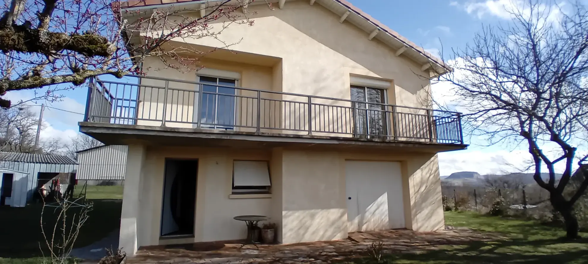 Maison T5 à 20 minutes de Millau avec terrasse et garage à Verrières 