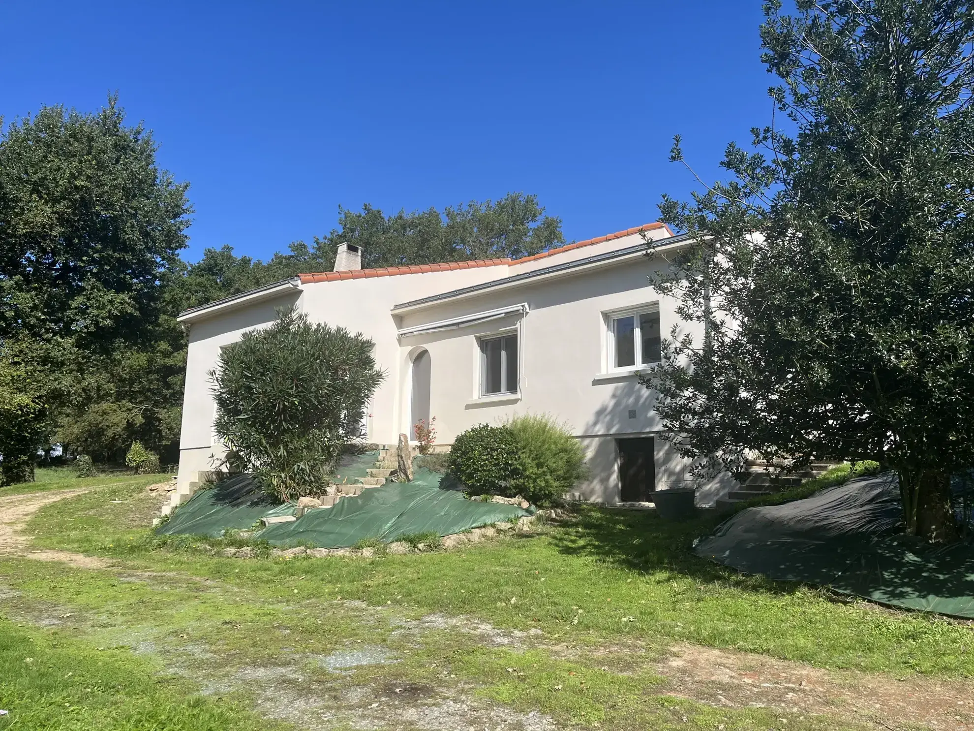 Maison de plain-pied avec 3 chambres et grand terrain à Mortagne-sur-Sèvre
