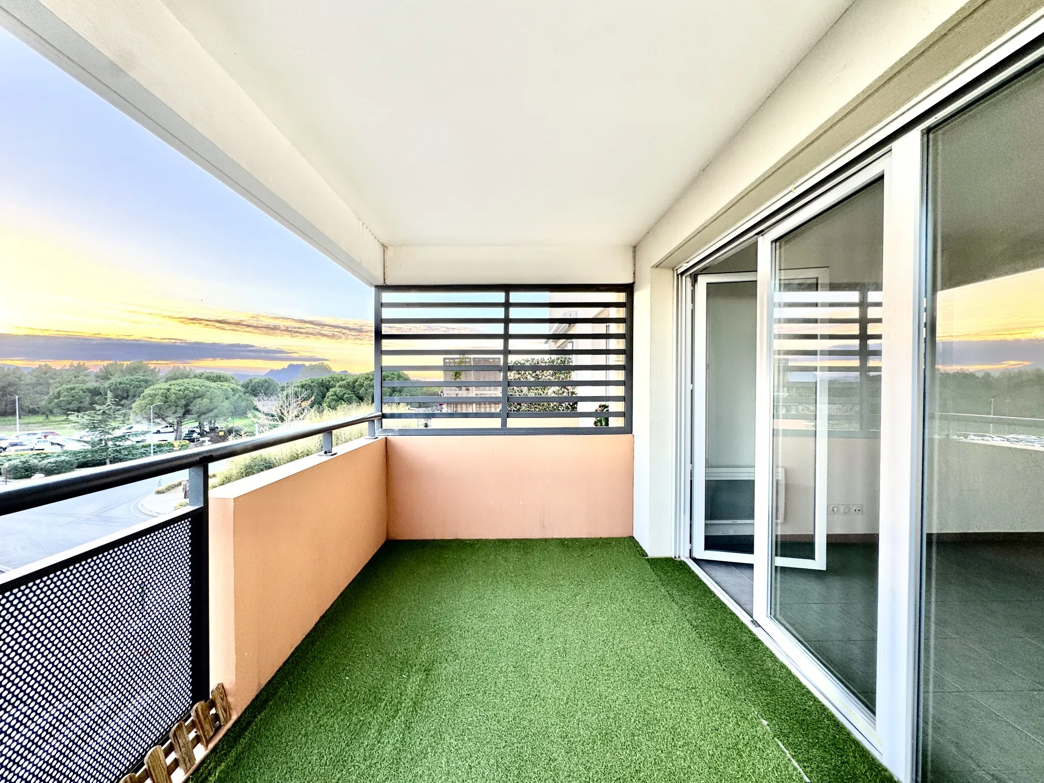 Appartement T2 avec terrasse et vue dégagée à Puget-sur-Argens