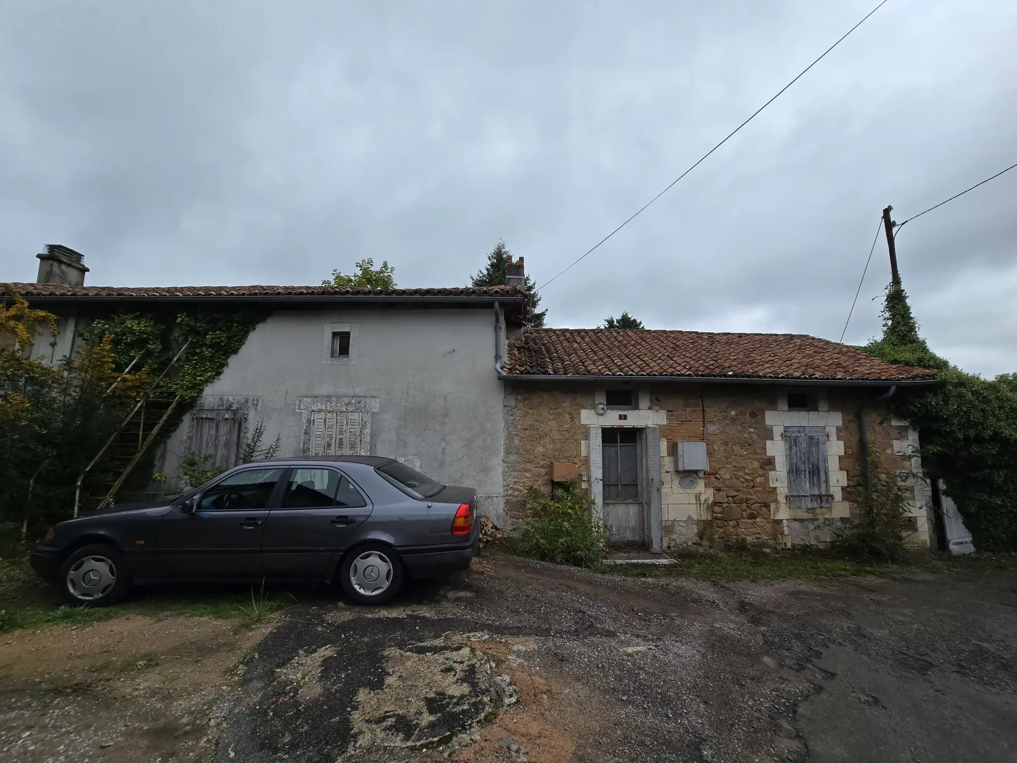 Maison avec jardin et dépendance à Manot, 69 m², construit en 1700