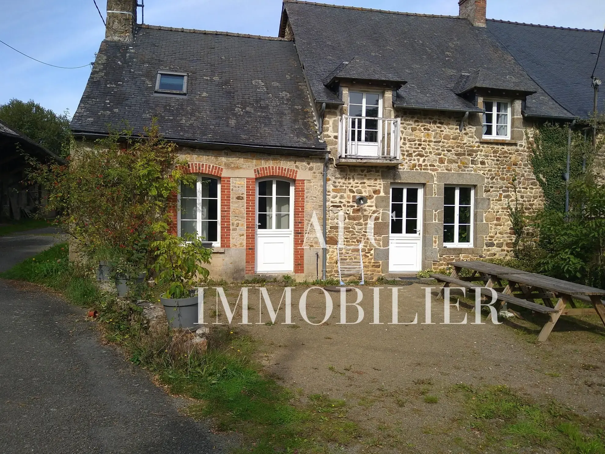 Maison de campagne à Gesvres de 147,63 m² avec dépendances et terrain de 3 318 m² 