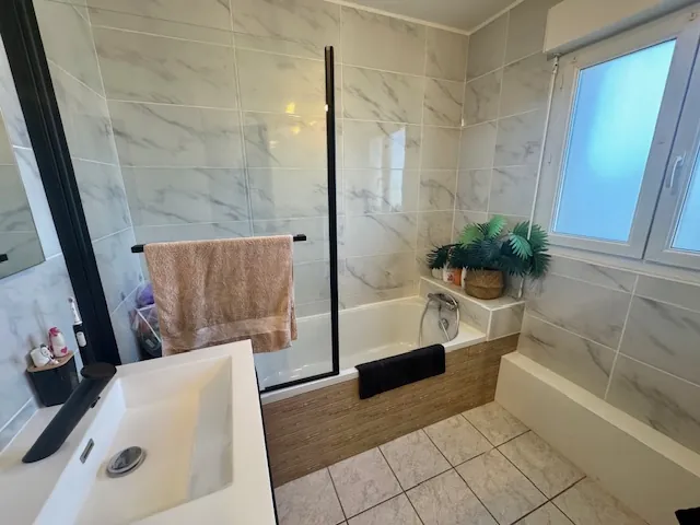 Villa moderne à Vias avec jardin, panneaux solaires et confort optimal 