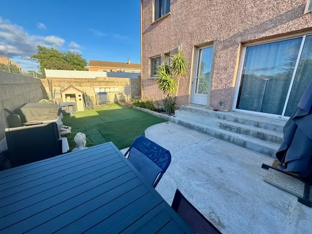 Villa moderne à Vias avec jardin, panneaux solaires et confort optimal