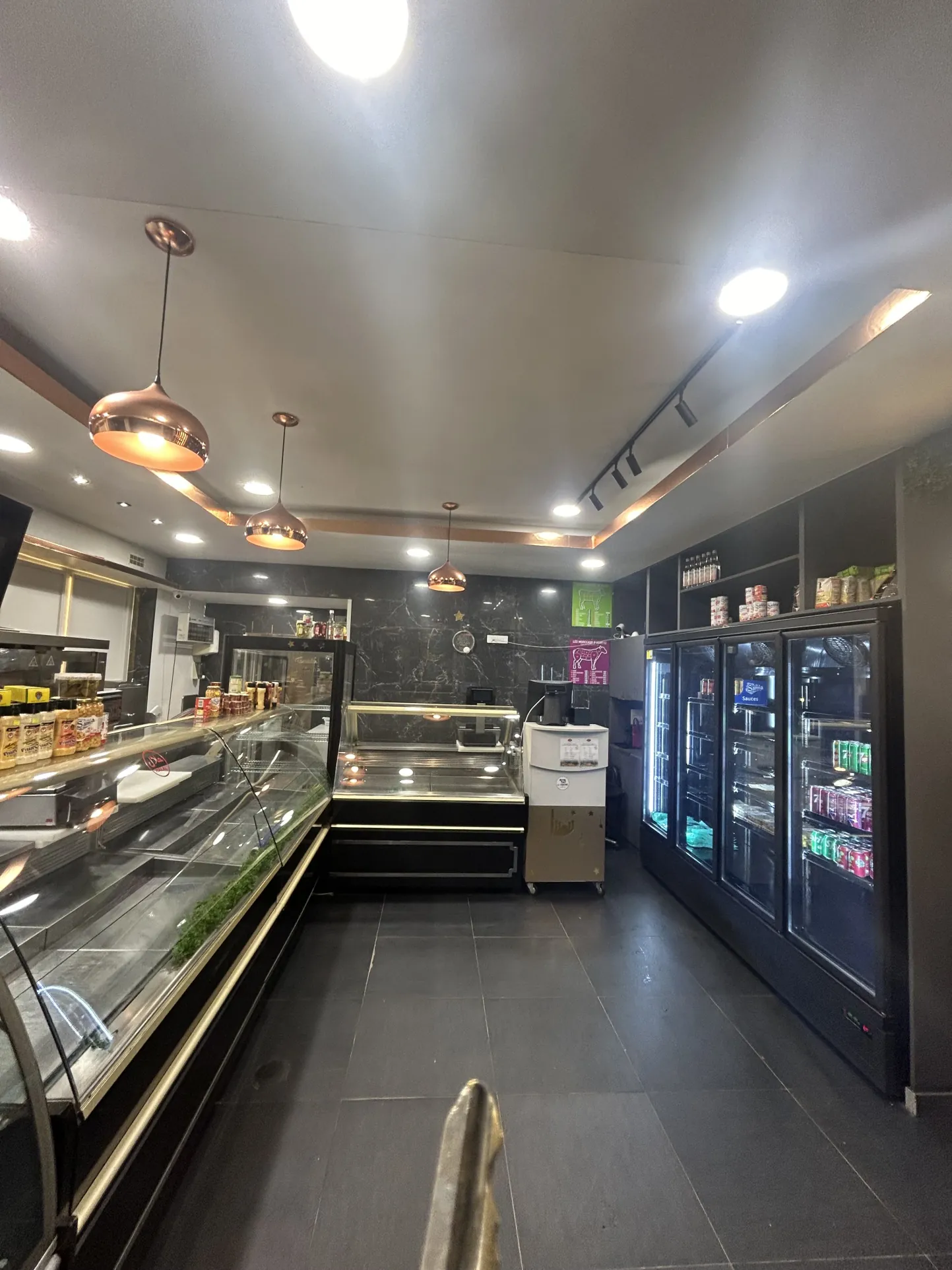 Fonds de commerce de boucherie rénovée à Vitry-sur-Seine avec studio inclus