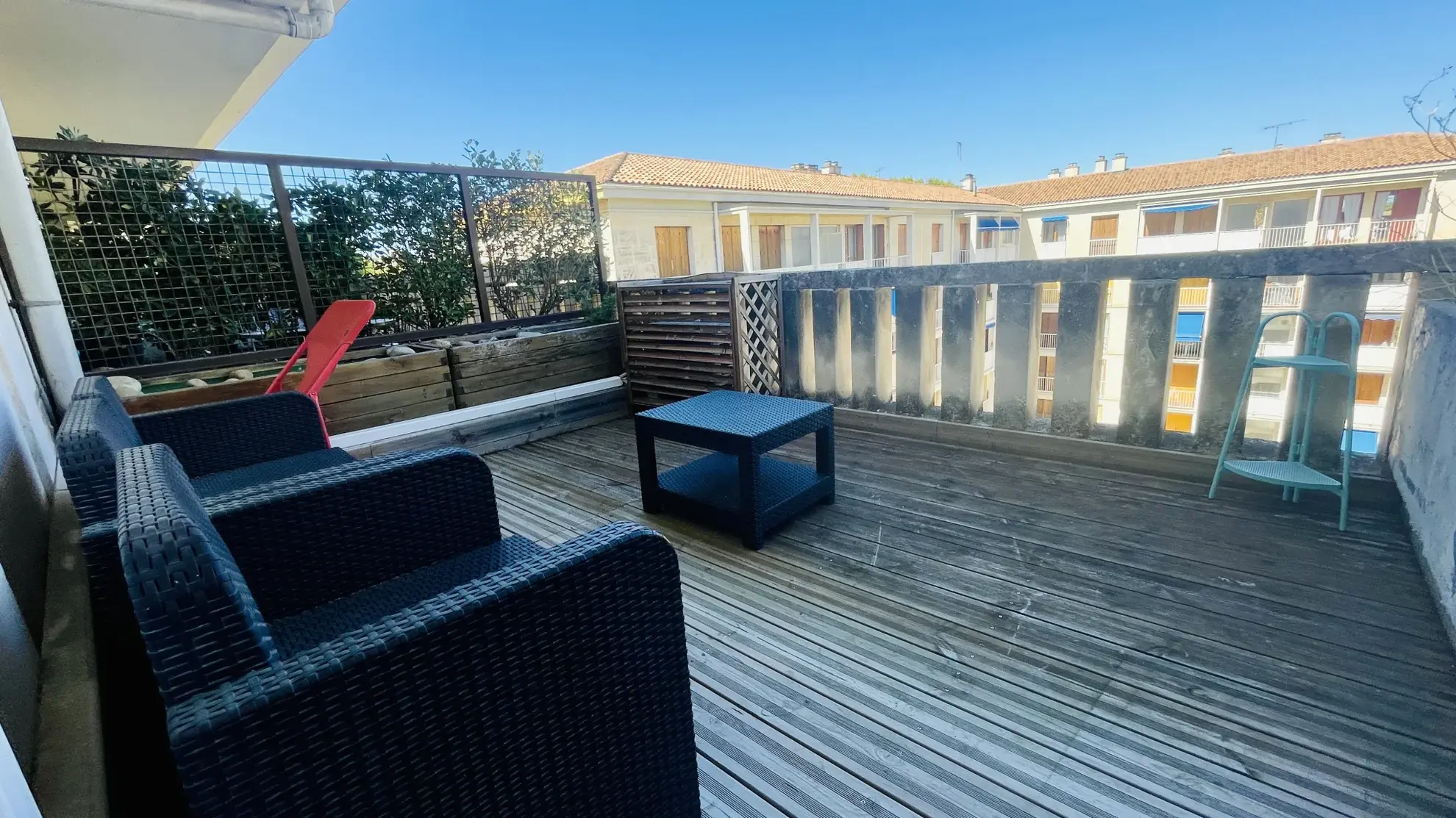 Studio traversant de 30 m² avec terrasse à Avignon intra-muros