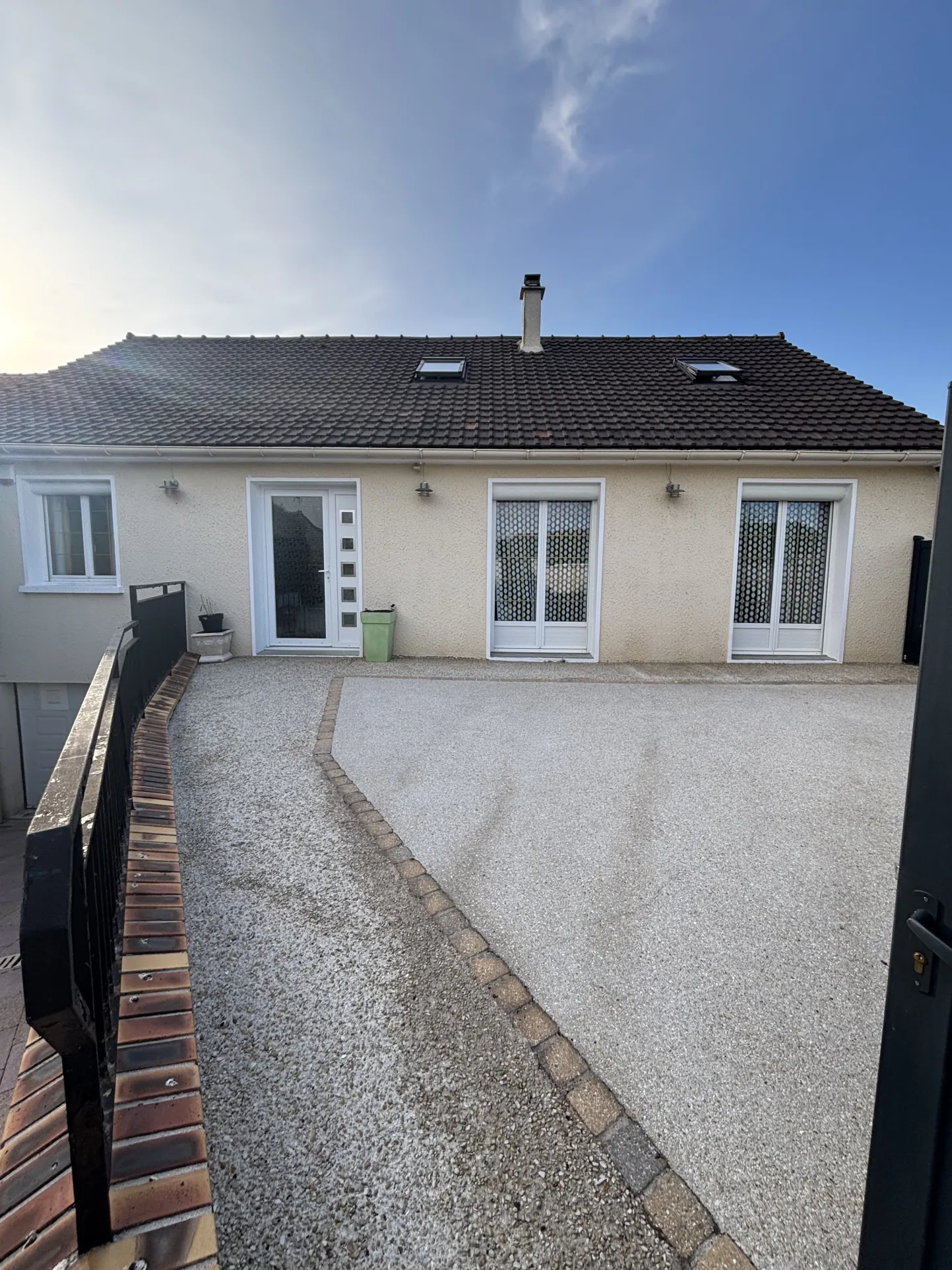 Maison familiale avec piscine à Jouy-le-Châtel, 4 chambres, grand sous-sol