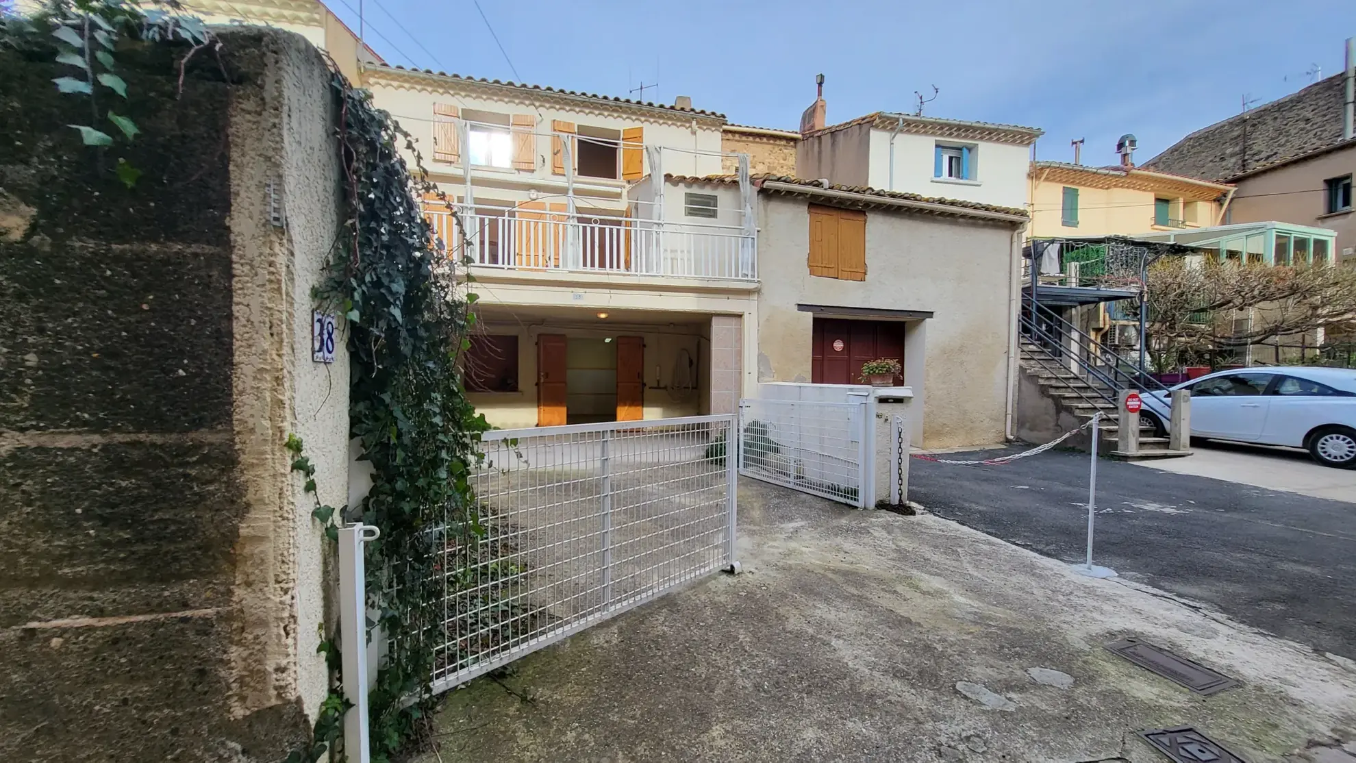 Maison en pierre rénovée avec 2 chambres et terrasse à Montblanc