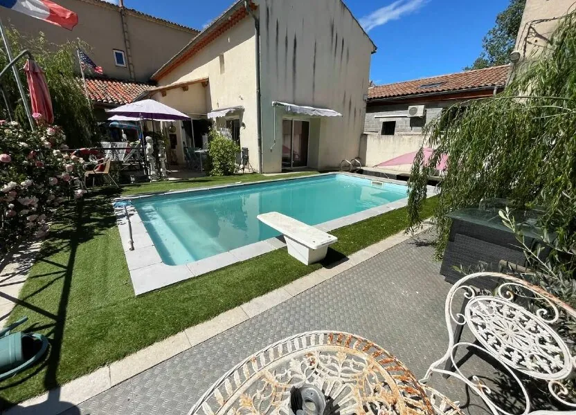 Maison spacieuse à Saint Ambroix avec piscine, grand garage et caves voûtées