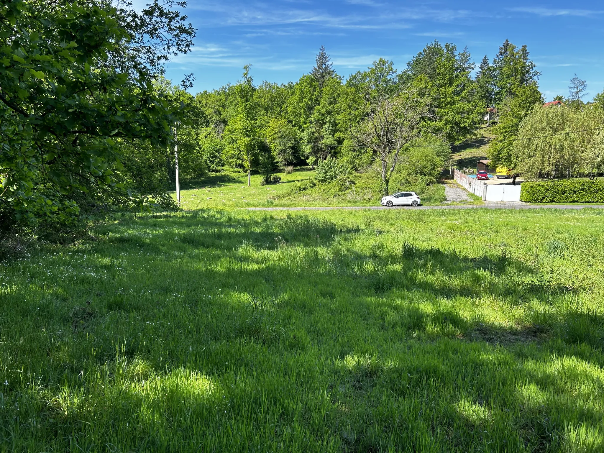 Terrain constructible de 2300 m² à Paslières, proche Puy-Guillaume 