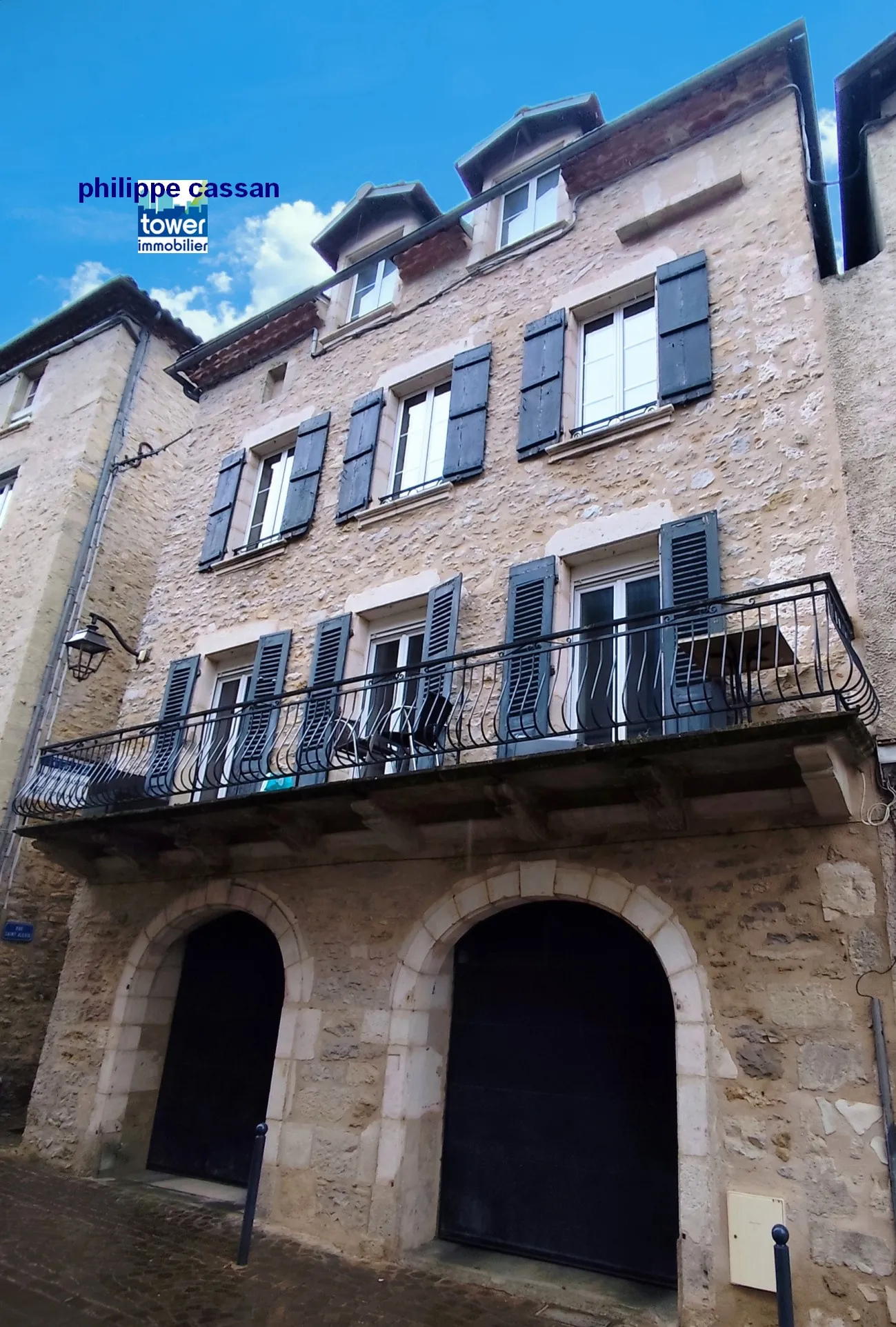 Maison de ville rénovée avec deux appartements, terrasse et garages à Villefranche de Rouergue