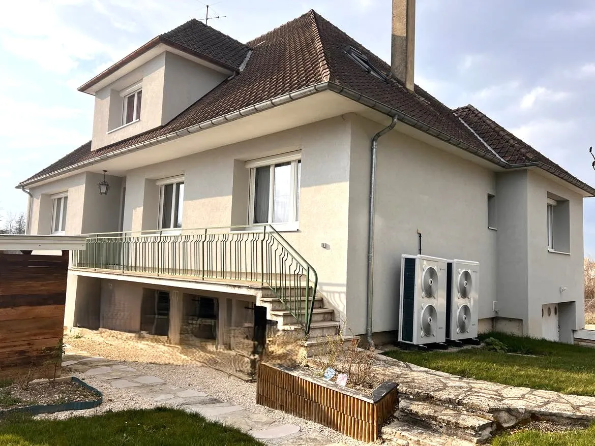 Maison rénovée de 260 m² avec grand jardin à Aillant sur Tholon