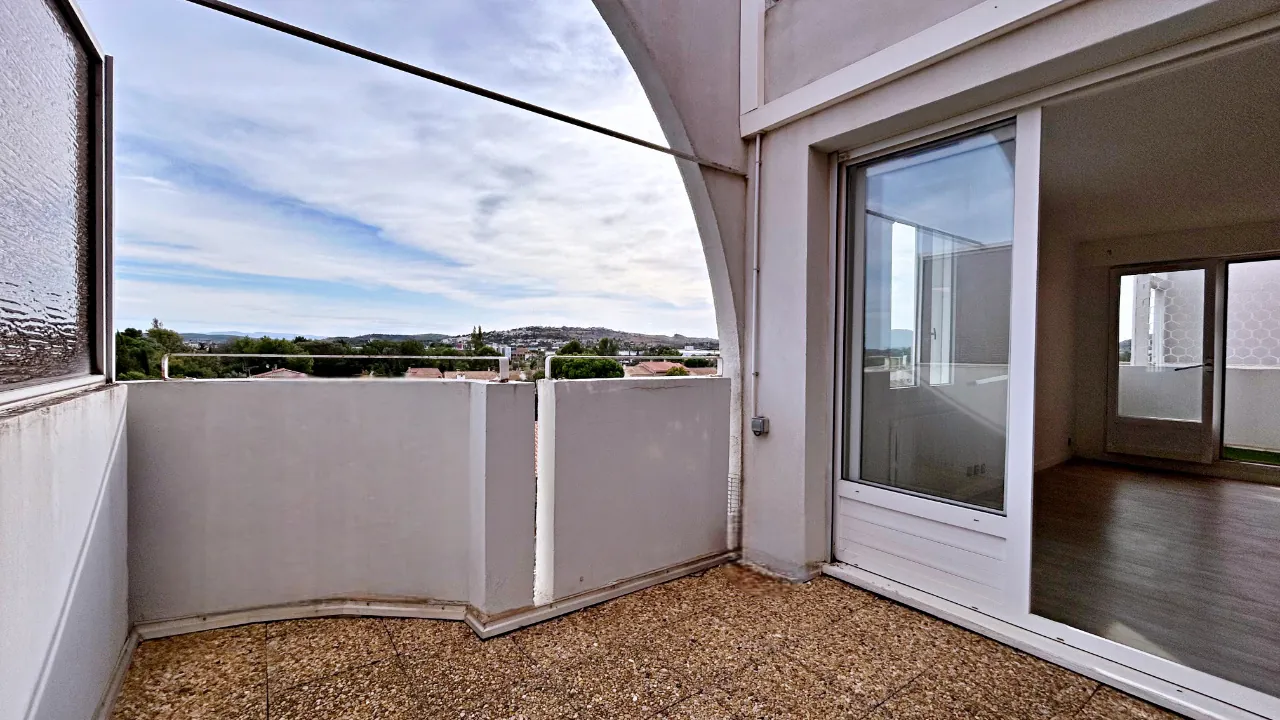 Appartement 5 pièces de 99 m2 à Narbonne avec vue dégagée et stationnement 