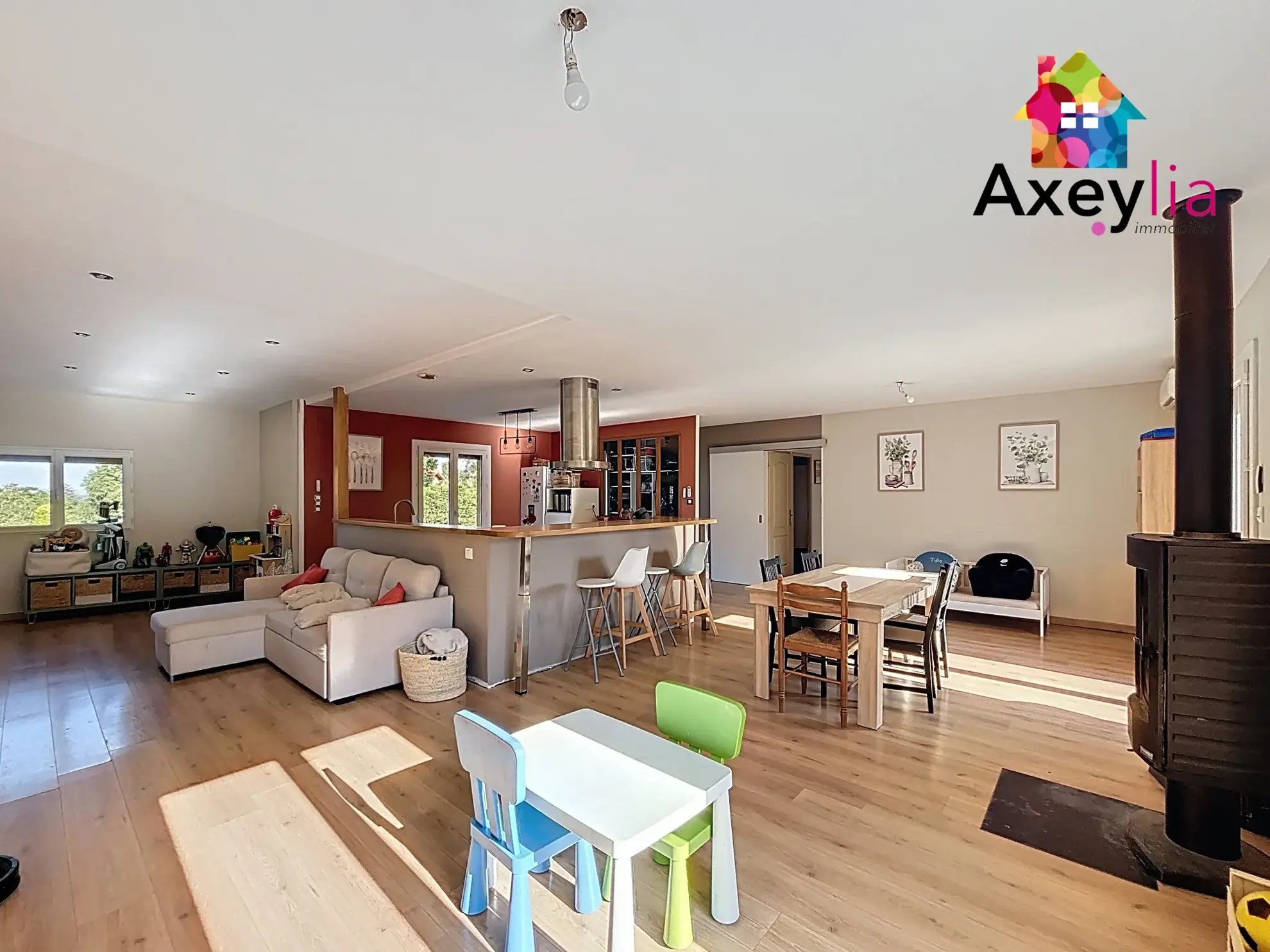 Maison de plain-pied à La Pacaudière avec 3 chambres et piscine, environnement calme