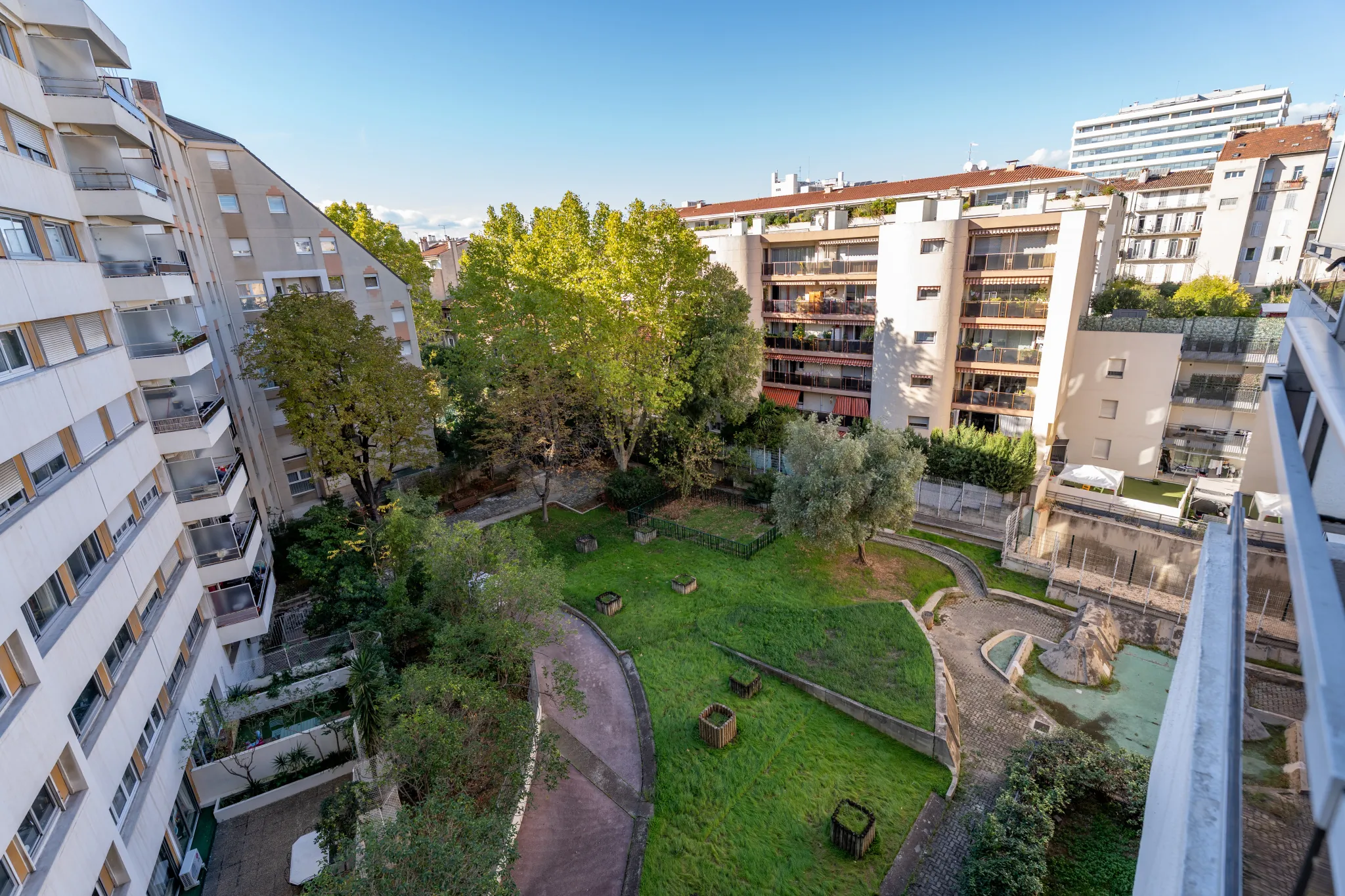 Studio lumineux de 21,95 m² à Marseille avec balcon et potentiel d'investissement 