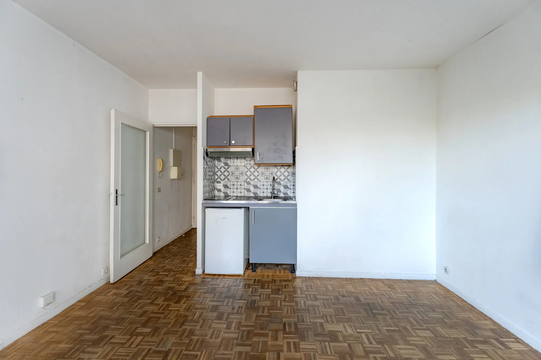 Studio lumineux de 21,95 m² à Marseille avec balcon et potentiel d'investissement 