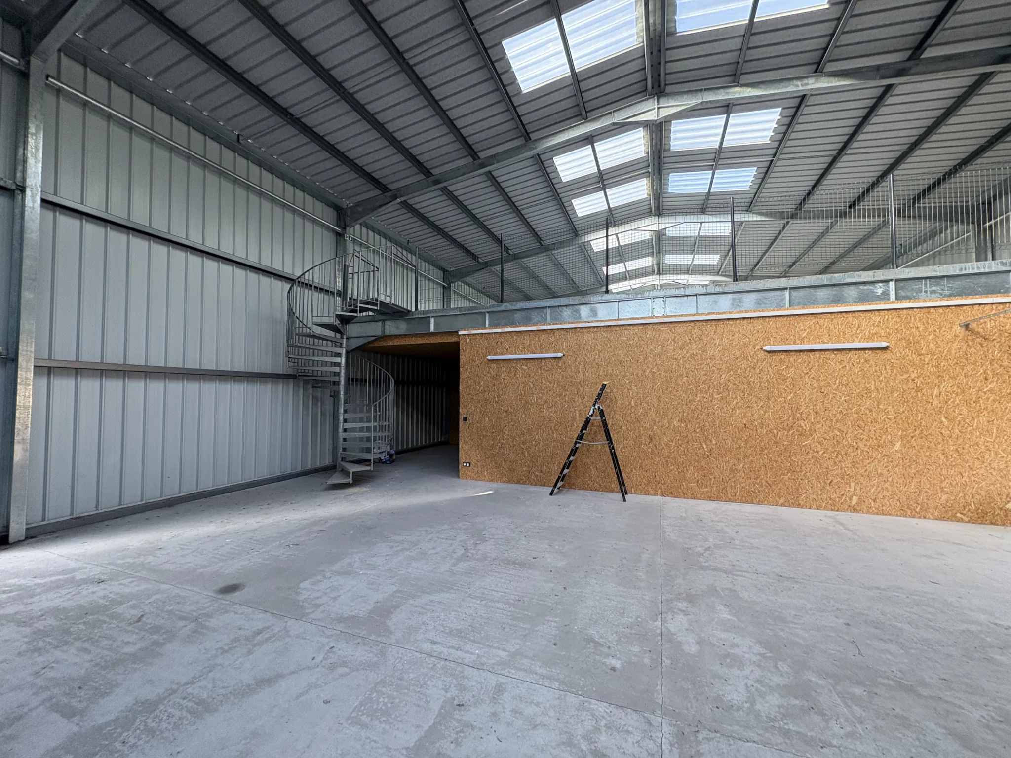 Local professionnel neuf à Mimizan - Opportunité en zone industrielle 