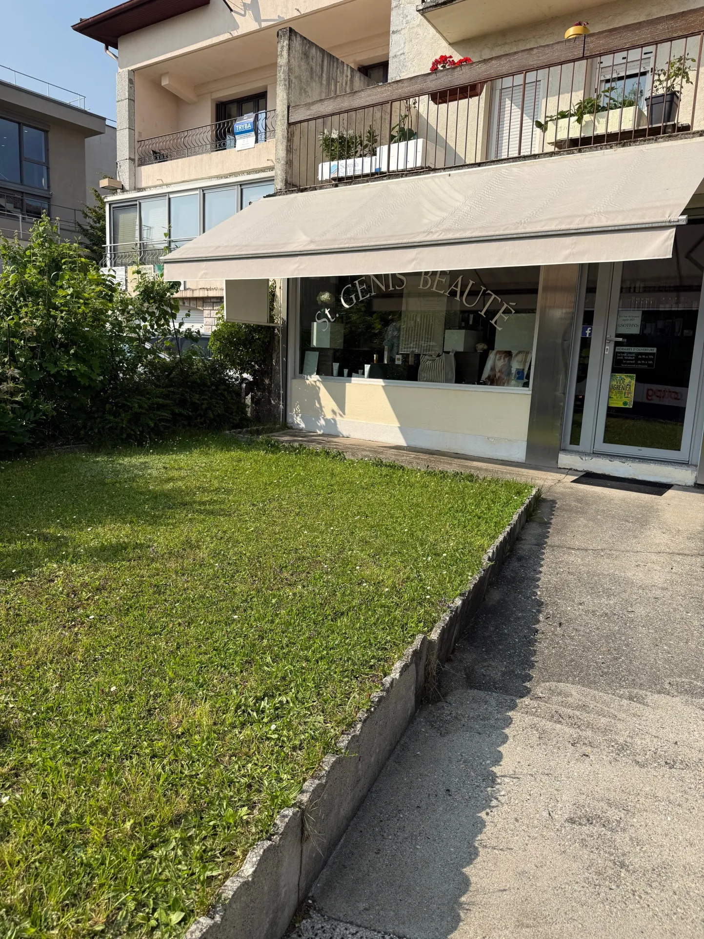 Local commercial à vendre au centre-ville de Saint Genis Pouilly avec parking privé