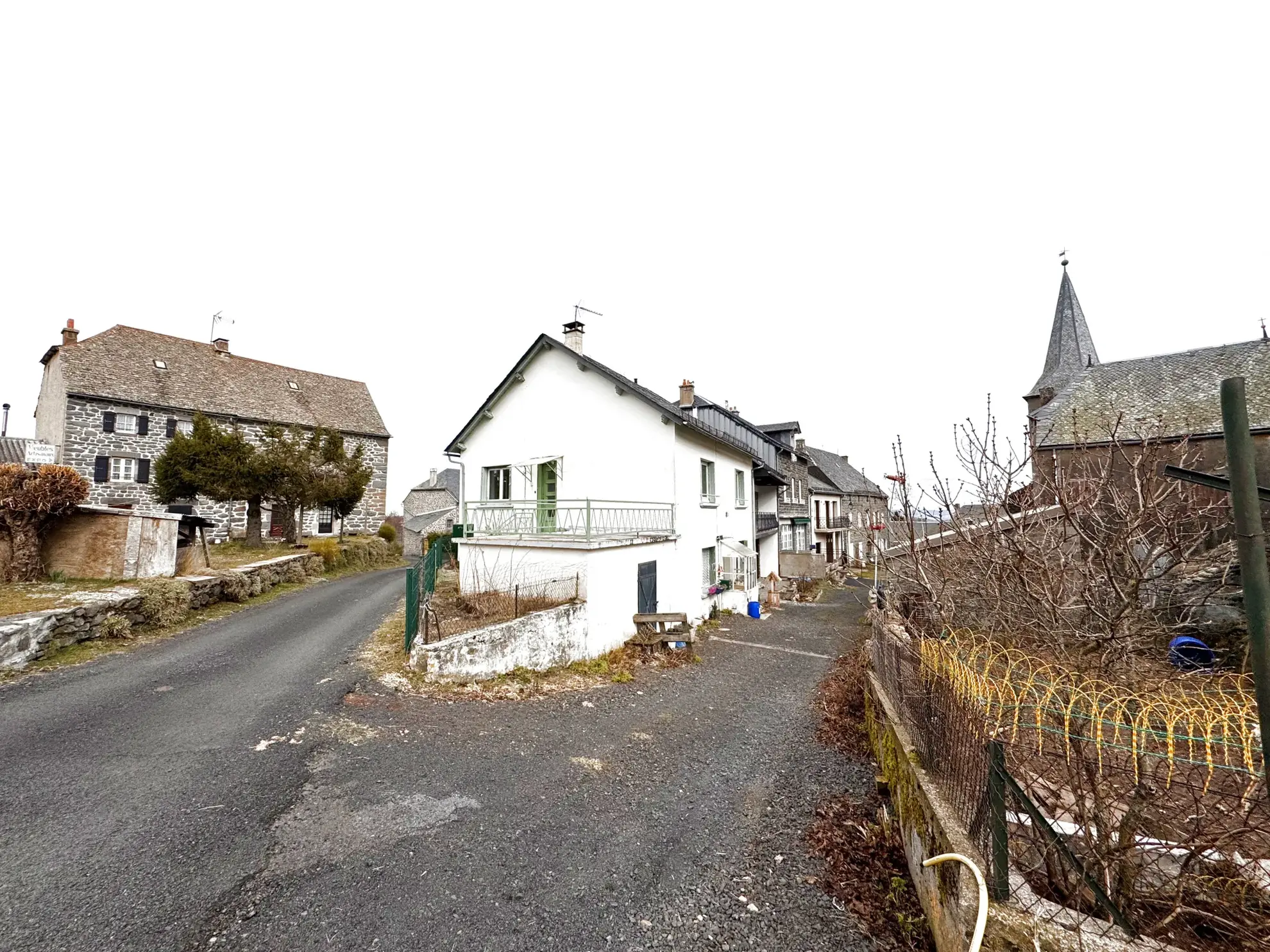 Maison de village à vendre à Paulhac avec terrasse et appartement indépendant 