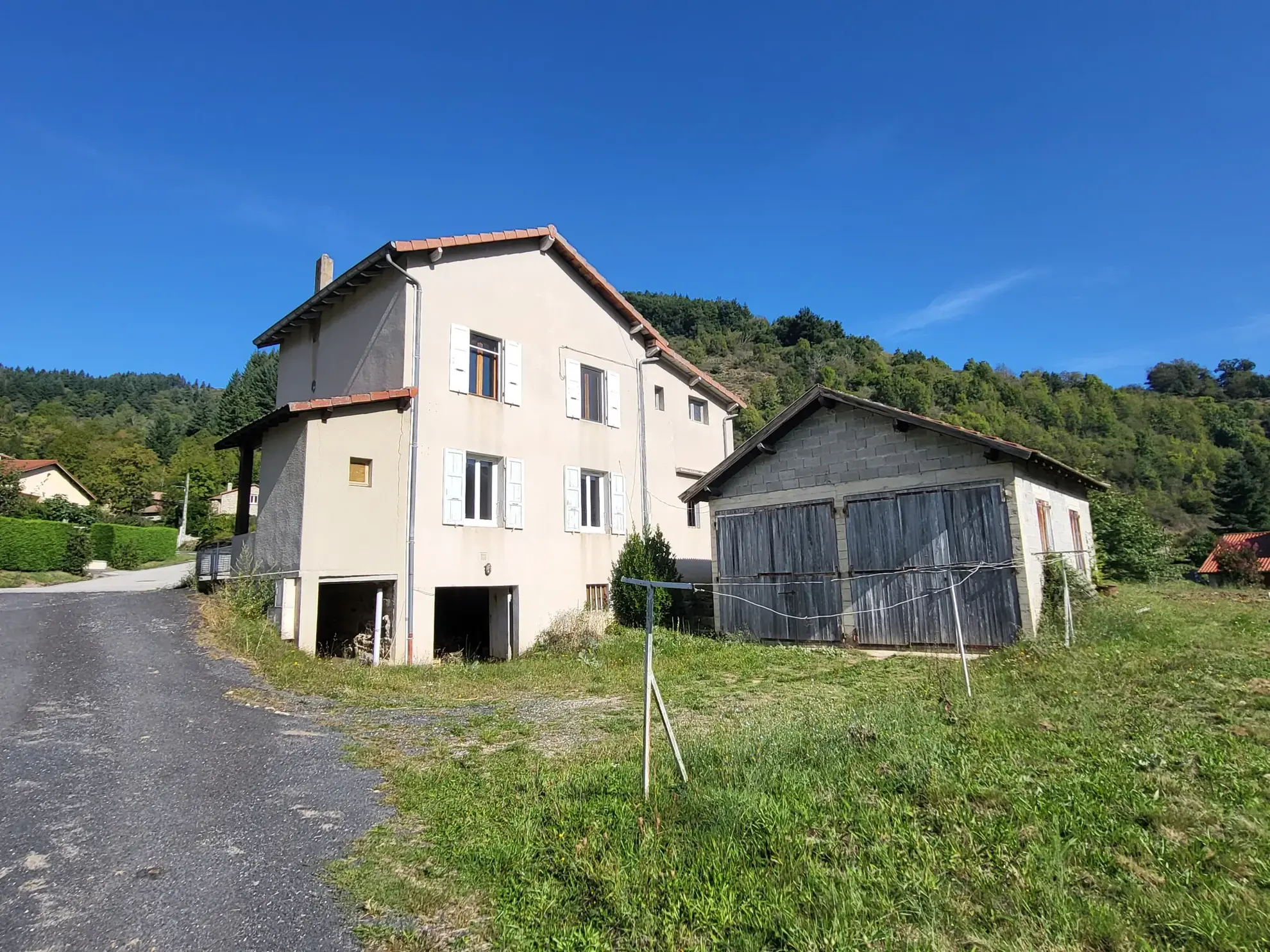 Maison avec deux appartements à Saint-Martin-de-Valamas – Tranquillité et nature en Ardèche
