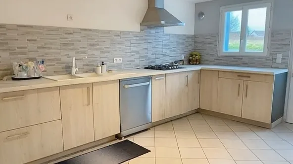 Grande maison à Cavagnac (46110) avec 4 chambres, terrain de 2426 m², confort moderne et environnement paisible 