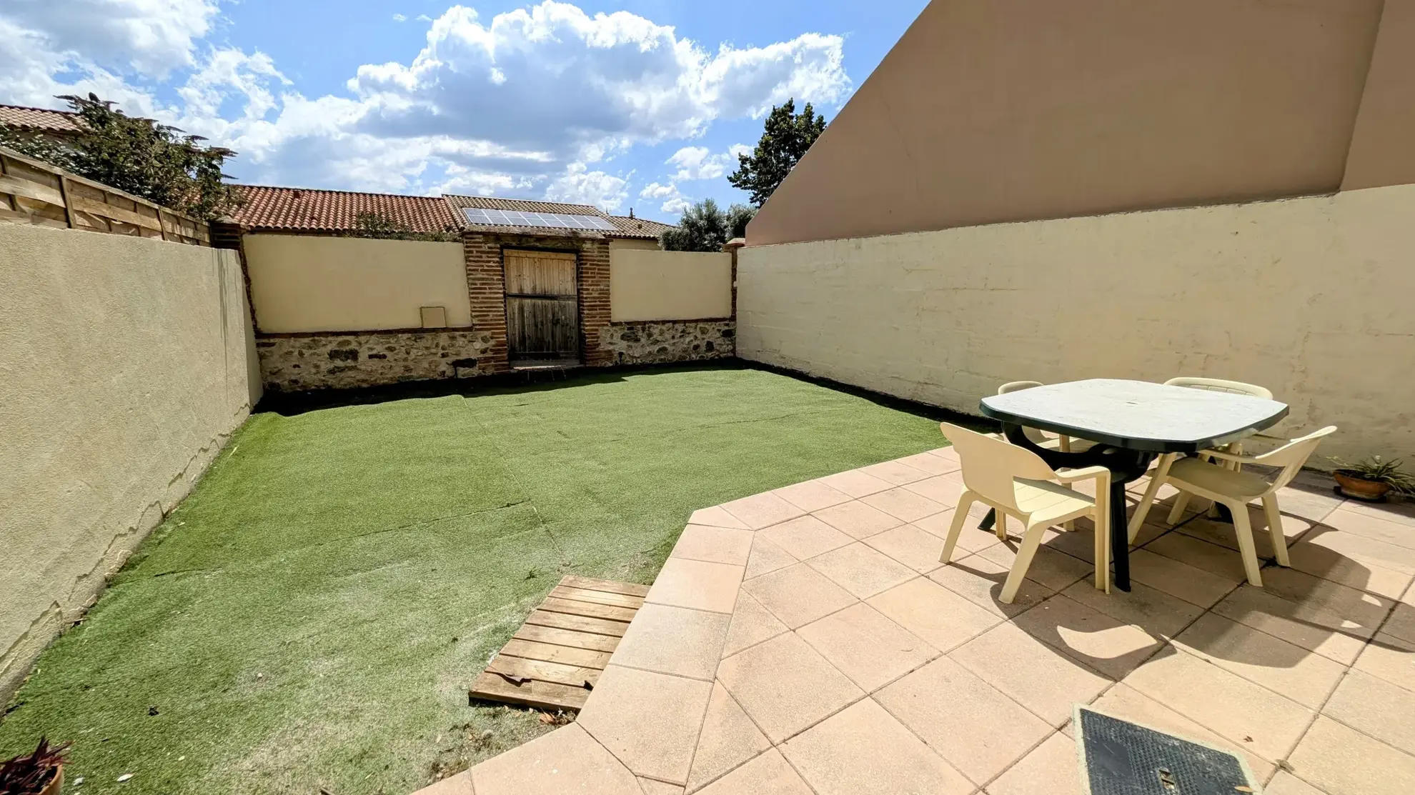 Maison de village 3 chambres avec cour et garage à Saint-Jean-Lasseille