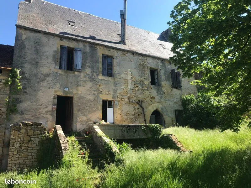 Maison en pierres à rénover avec grange à Calviac en Périgord proche Sarlat