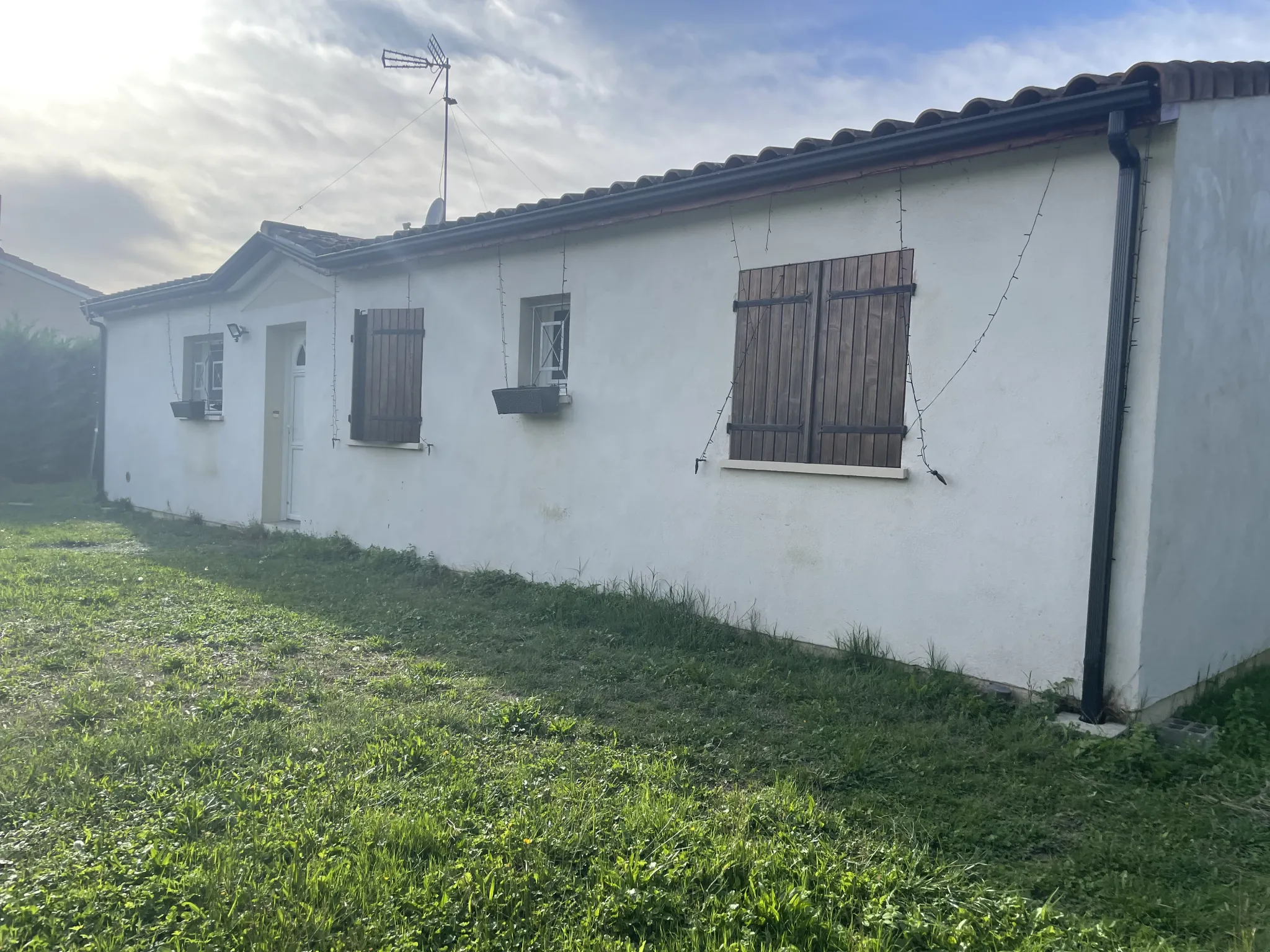 Maison de plain-pied moderne de 101 m² avec terrain clos à Morizes en Gironde 