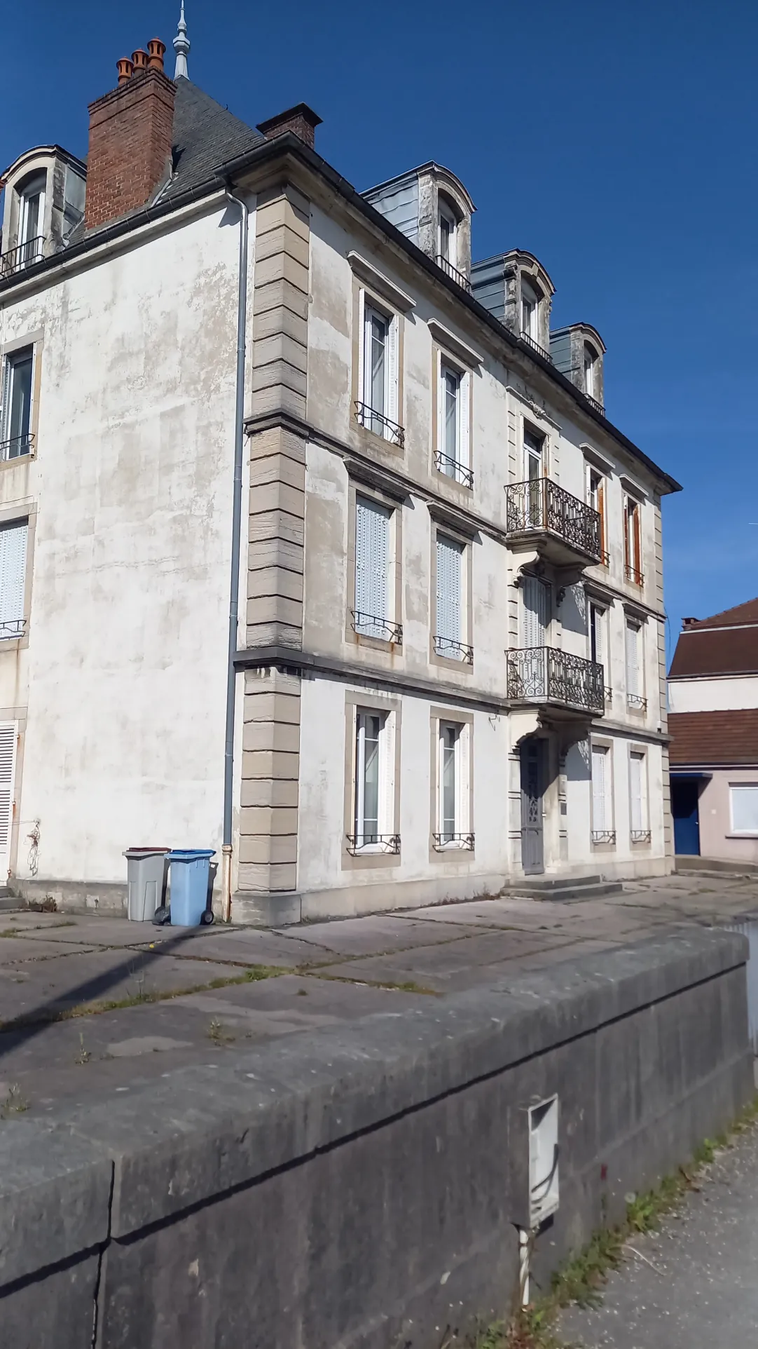 Local professionnel avec bureaux, balcon et cave à Lons-le-Saunier