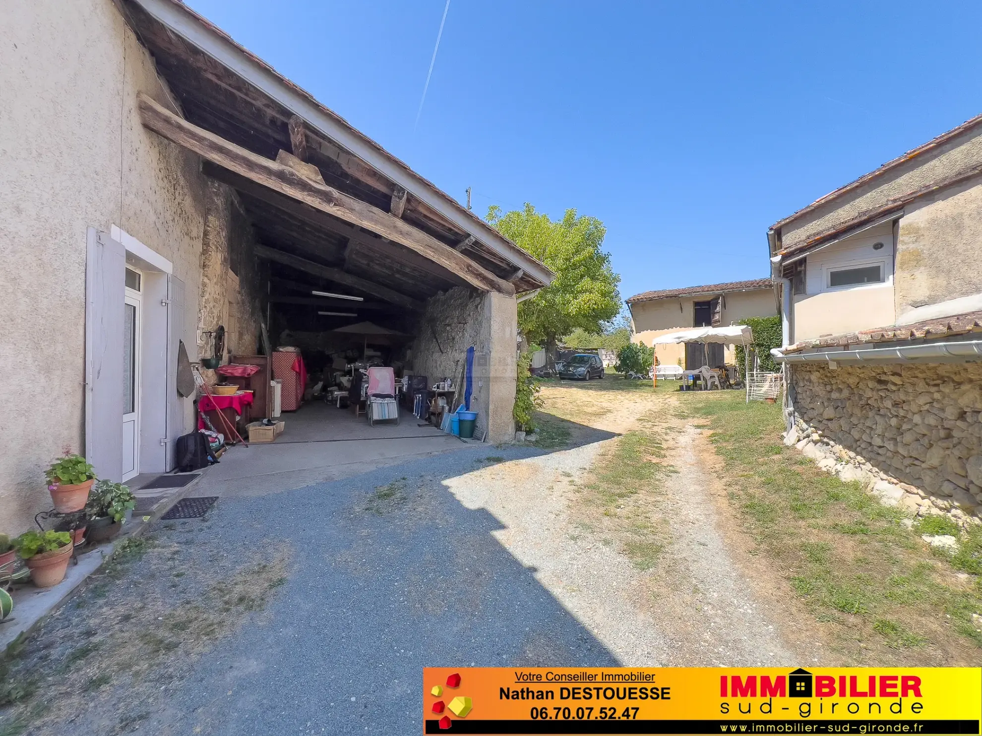 Maison en pierre avec dépendances à Illats, centre-ville, jardin intime