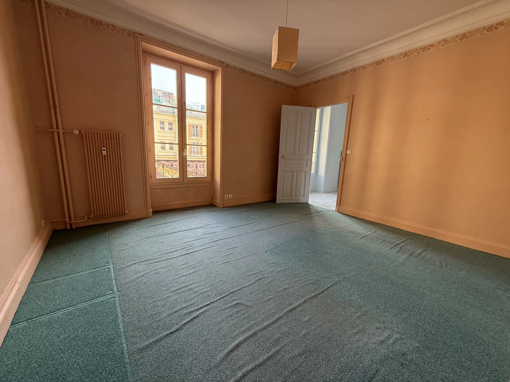 Appartement de 75m² à Vichy dans Résidence Le Carlton, 1 Chambre, Lumineux et Rénové 