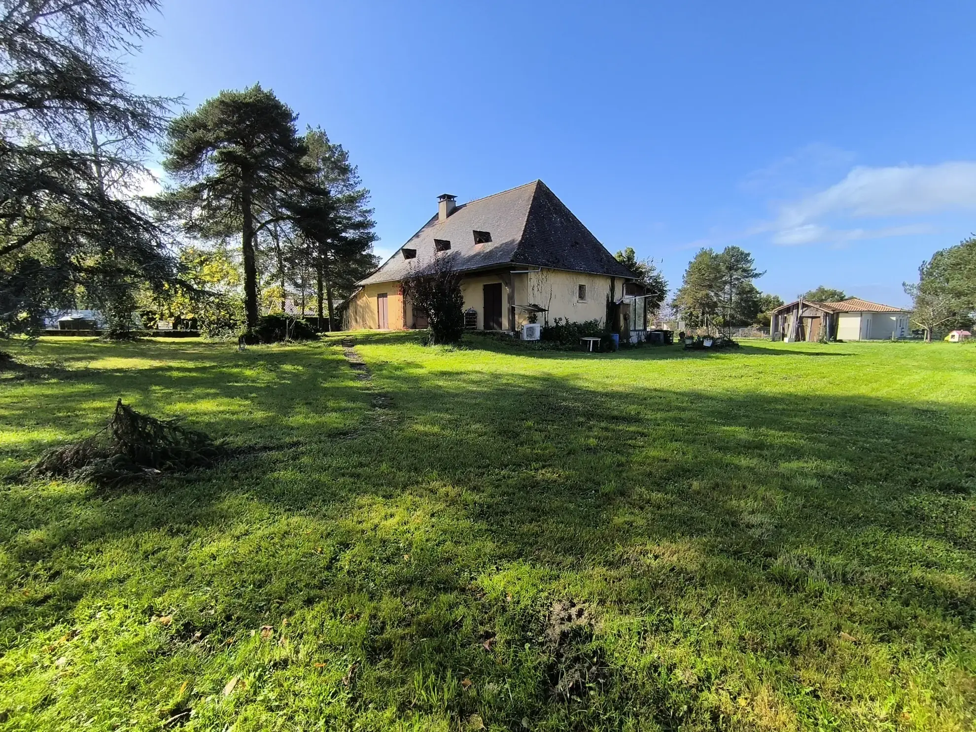 Maison périgourdine à rénover avec 4 chambres et grand terrain à Marsac-sur-l'Isle