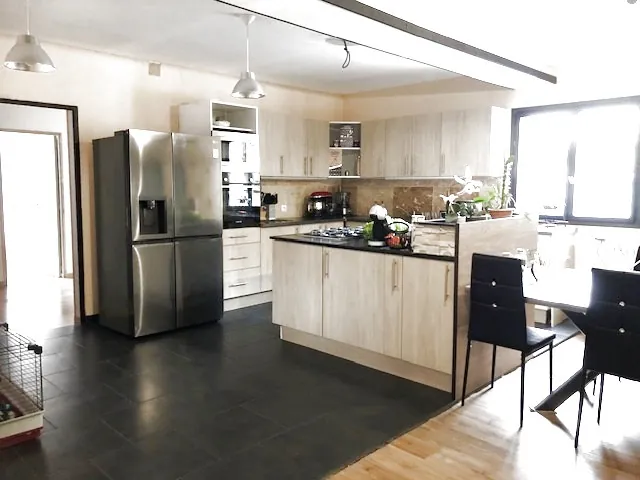 Maison 140 m² avec 4 chambres, garage et piscine à Villefranche-de-Rouergue 