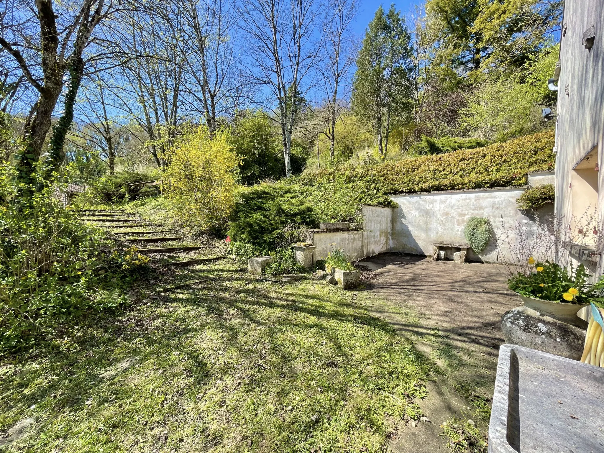 Maison de charme à Merry-Sec, proche d'Auxerre, avec terrain et potentiel d'aménagement 