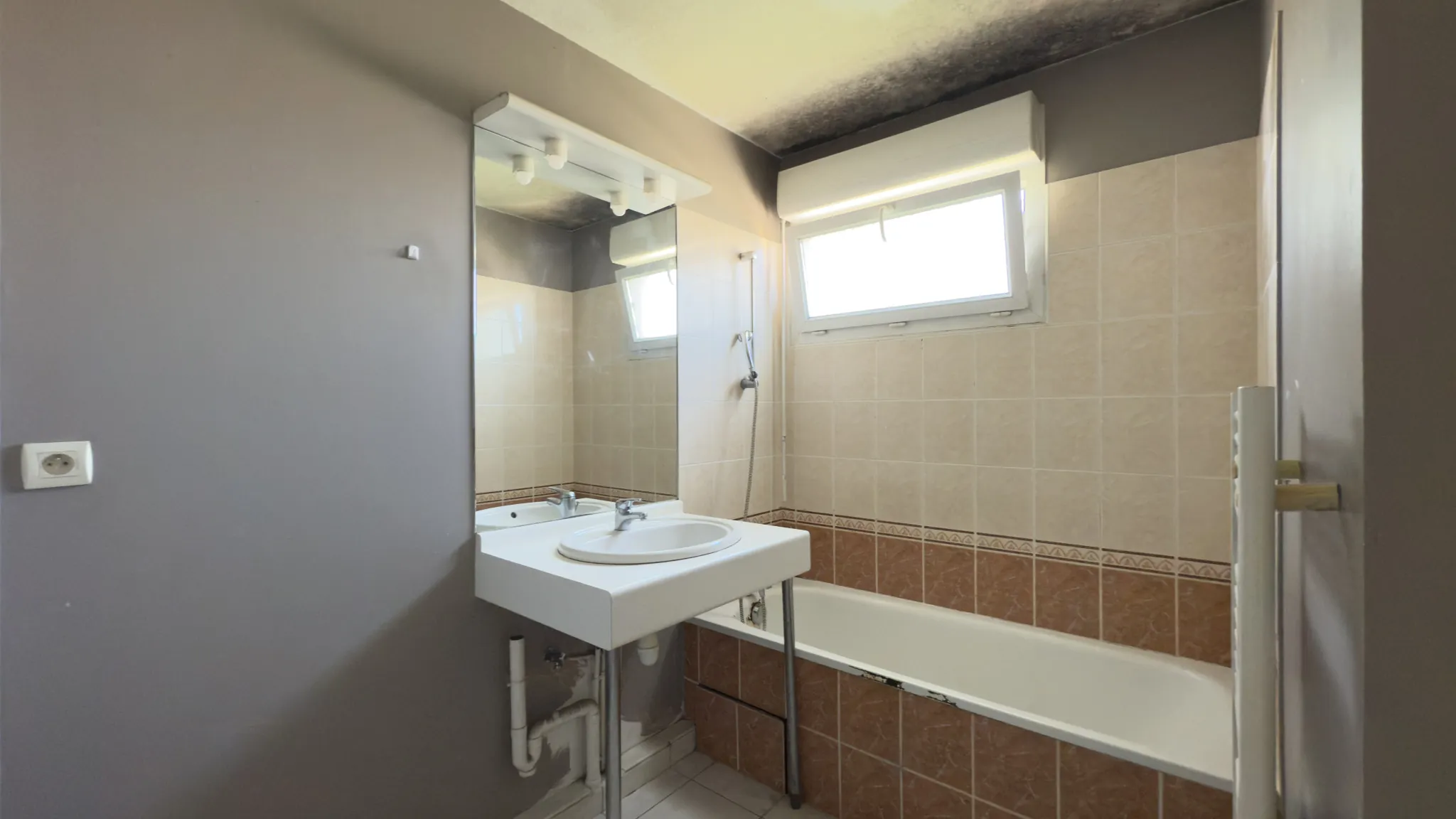 Appartement T4 avec terrasse et garage à Jassans-Riottier 