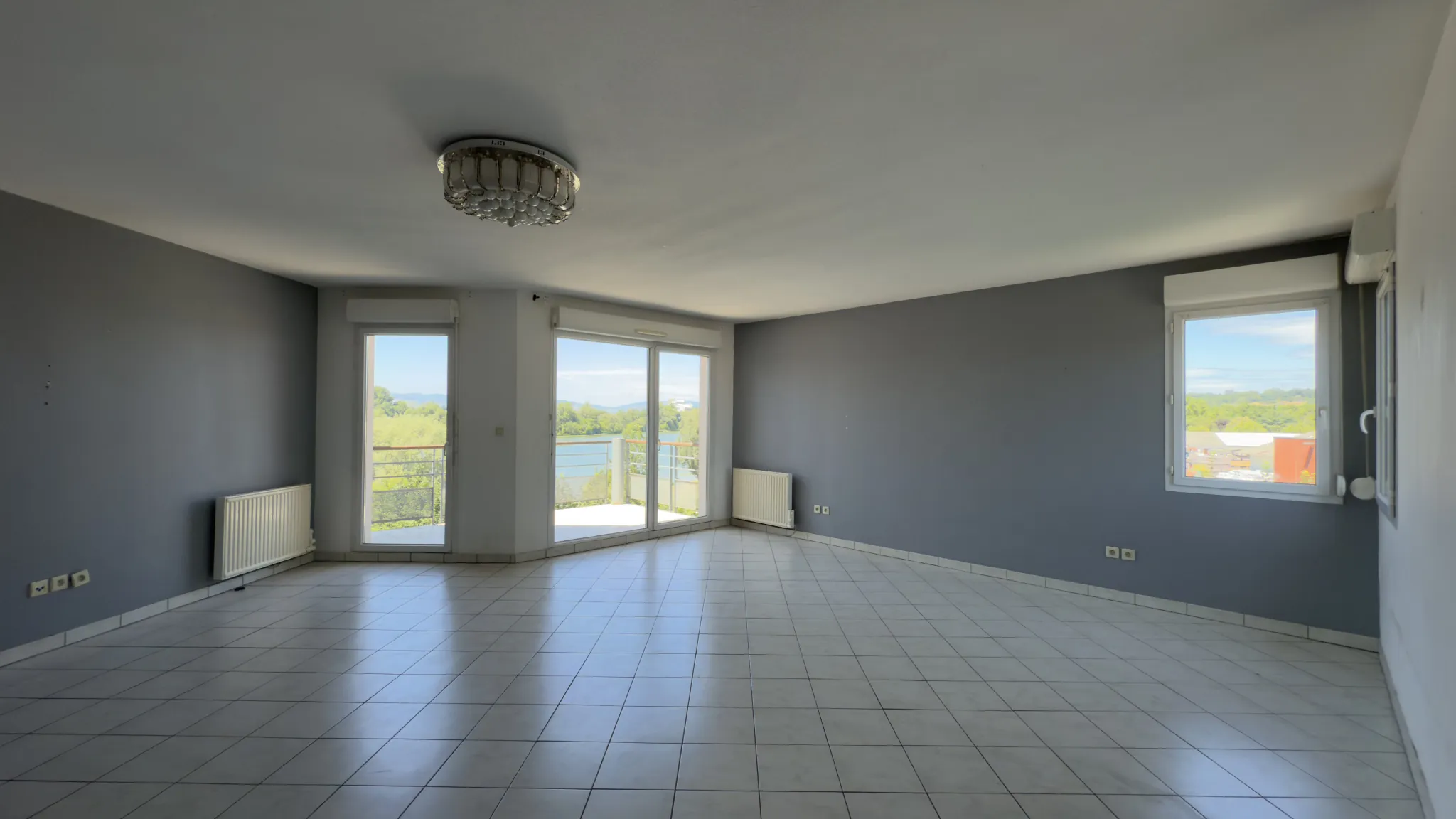 Appartement T4 avec terrasse et garage à Jassans-Riottier 