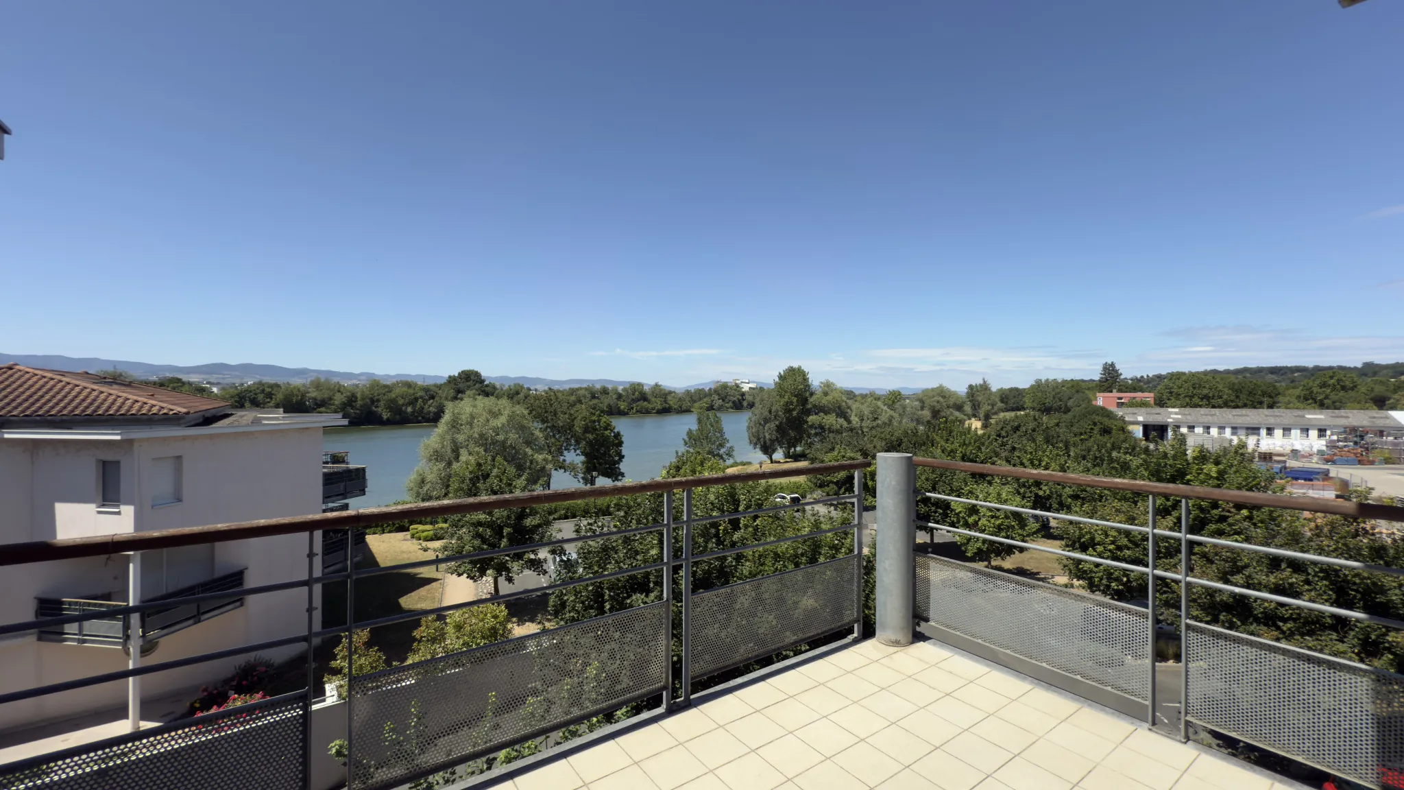 Appartement T4 avec terrasse et garage à Jassans-Riottier 