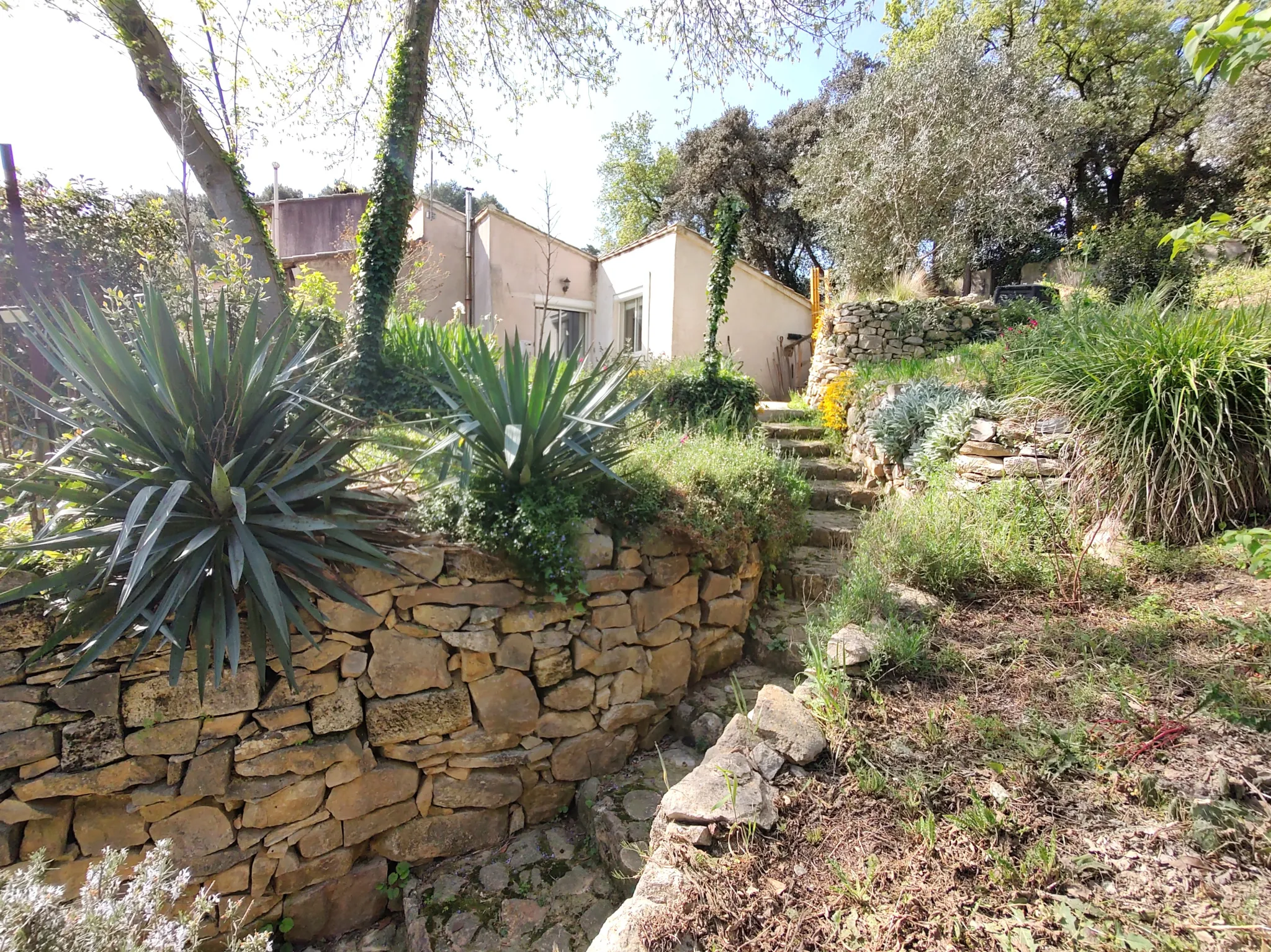 Belle maison à Saint-Christol avec terrasse et vue imprenable sur la garrigue 