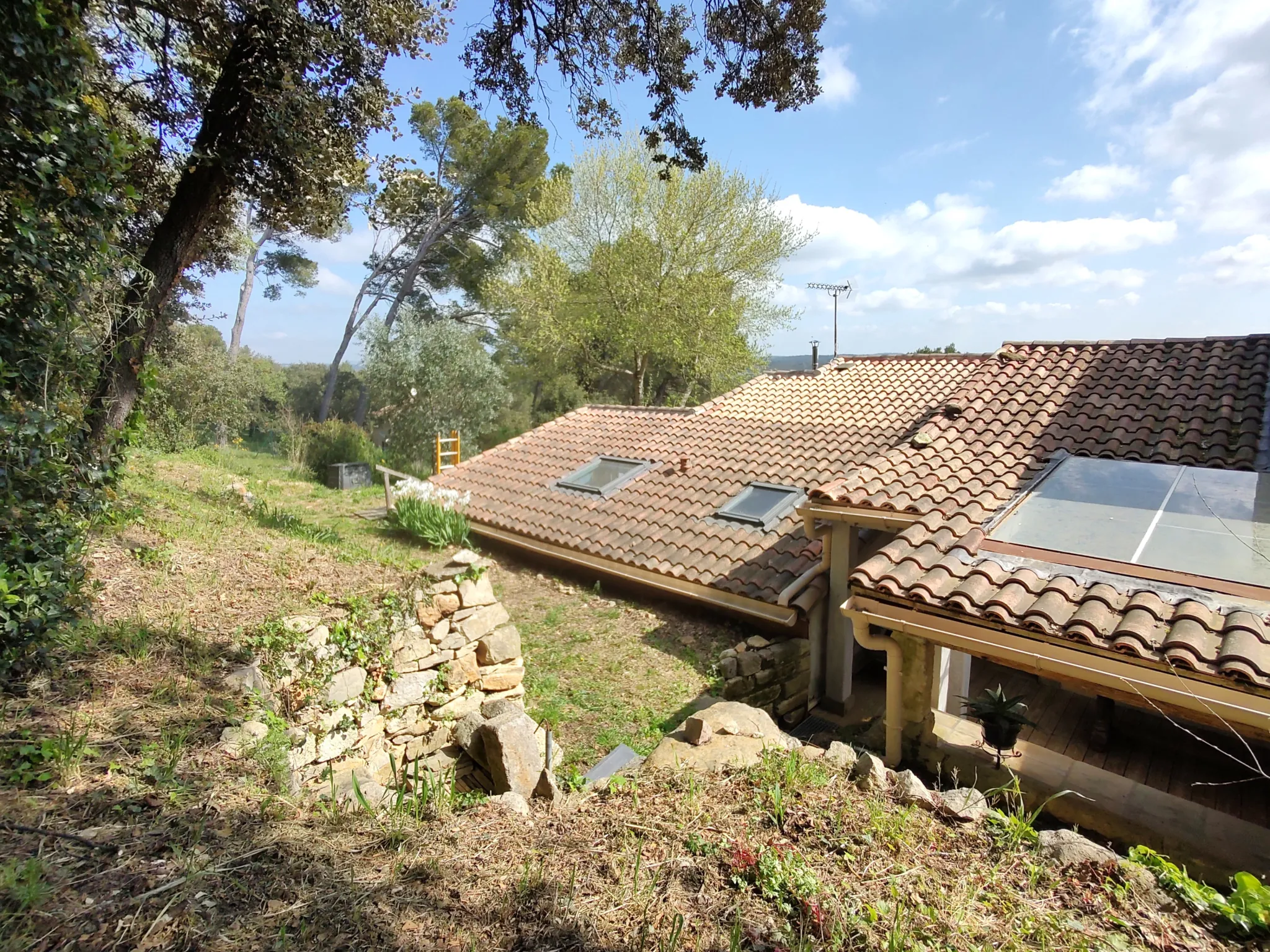 Belle maison à Saint-Christol avec terrasse et vue imprenable sur la garrigue 