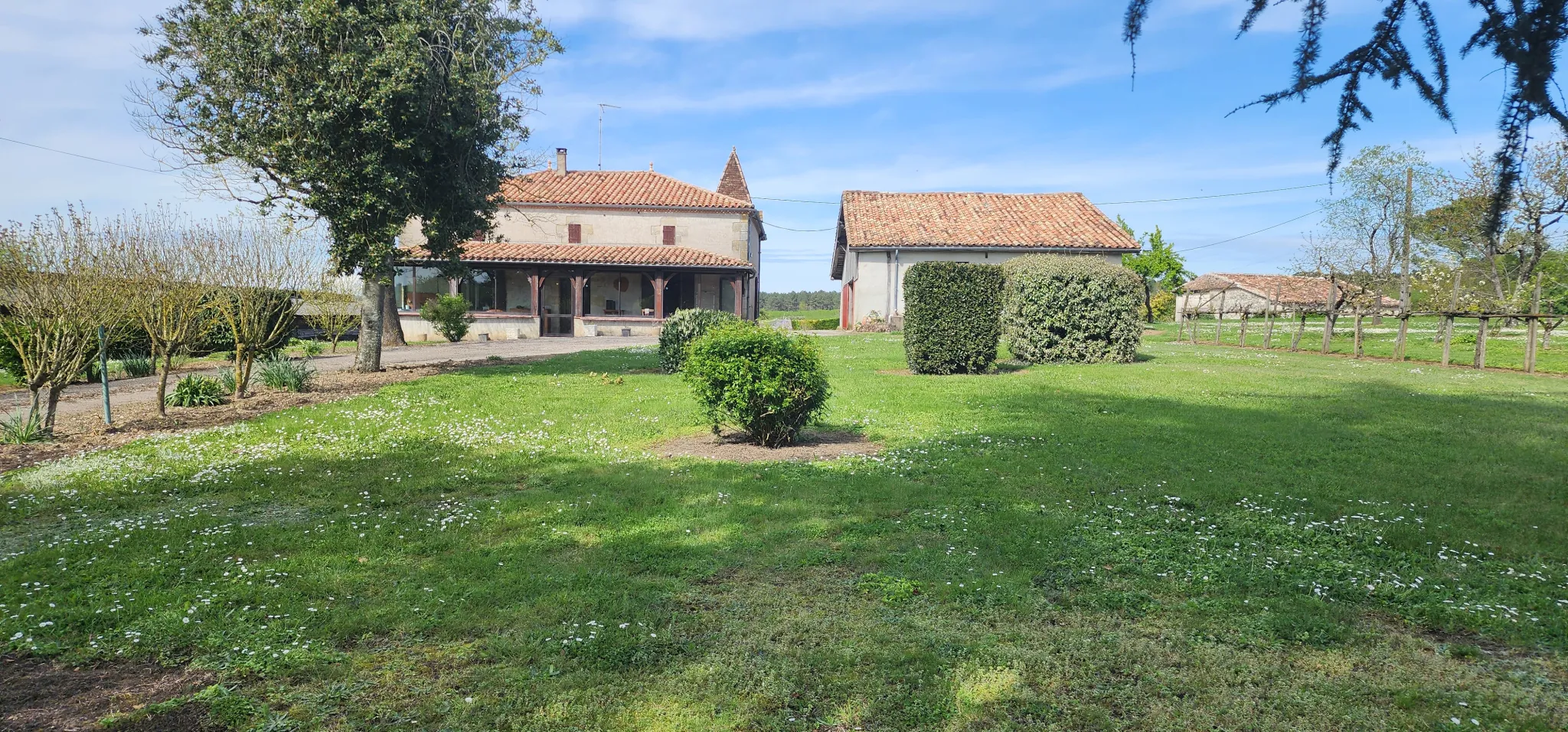 Maison en pierre avec garage et grand terrain à Verteuil d'Agenais