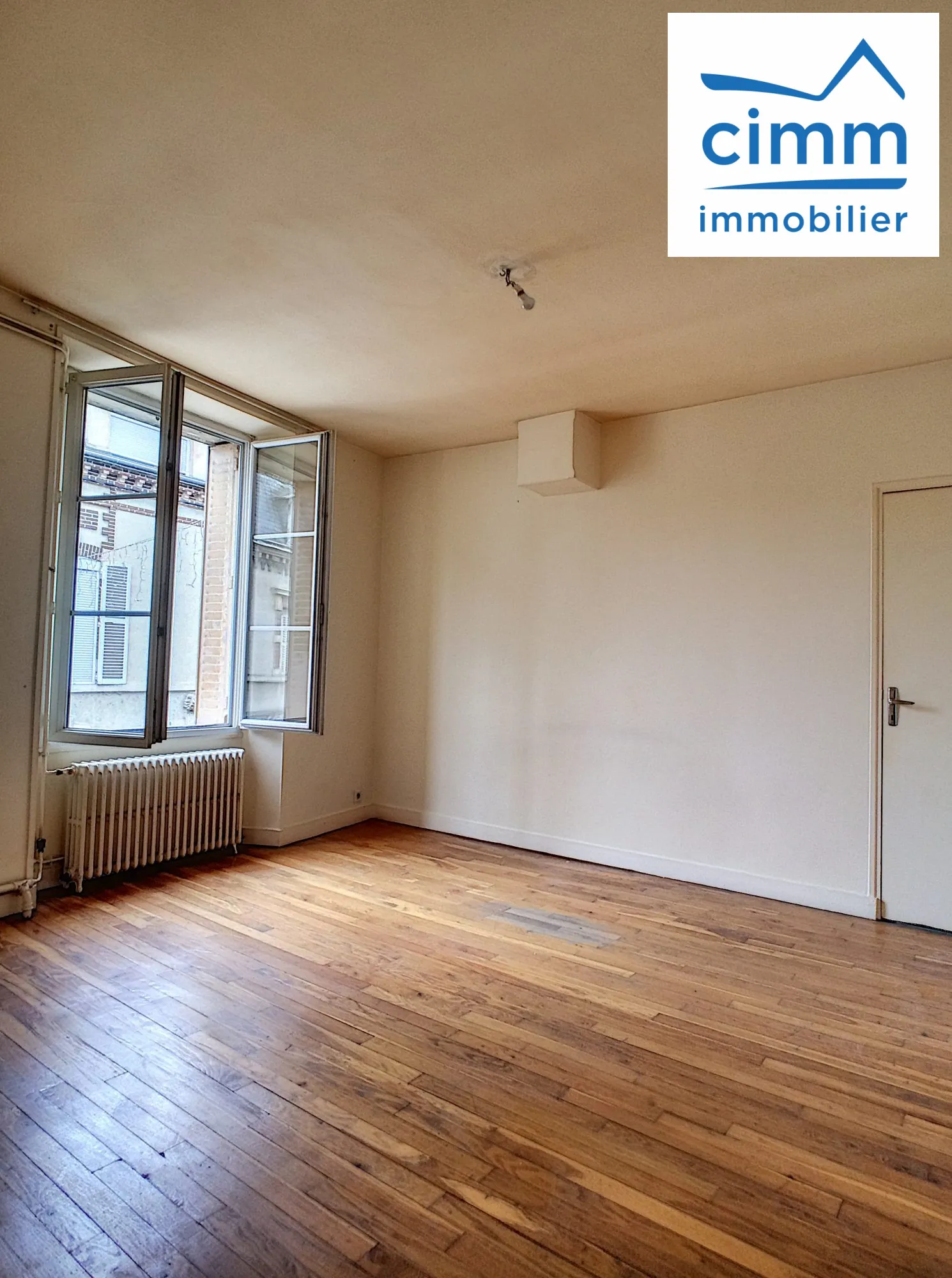 Appartement T3 à vendre au centre de Châtillon-Coligny avec garage et cour