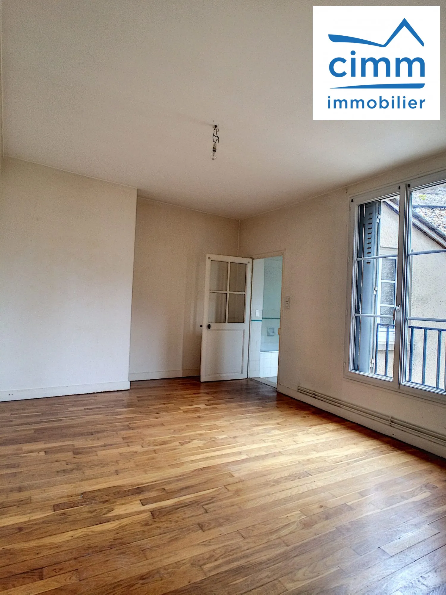 Appartement T3 à vendre au centre de Châtillon-Coligny avec garage et cour 