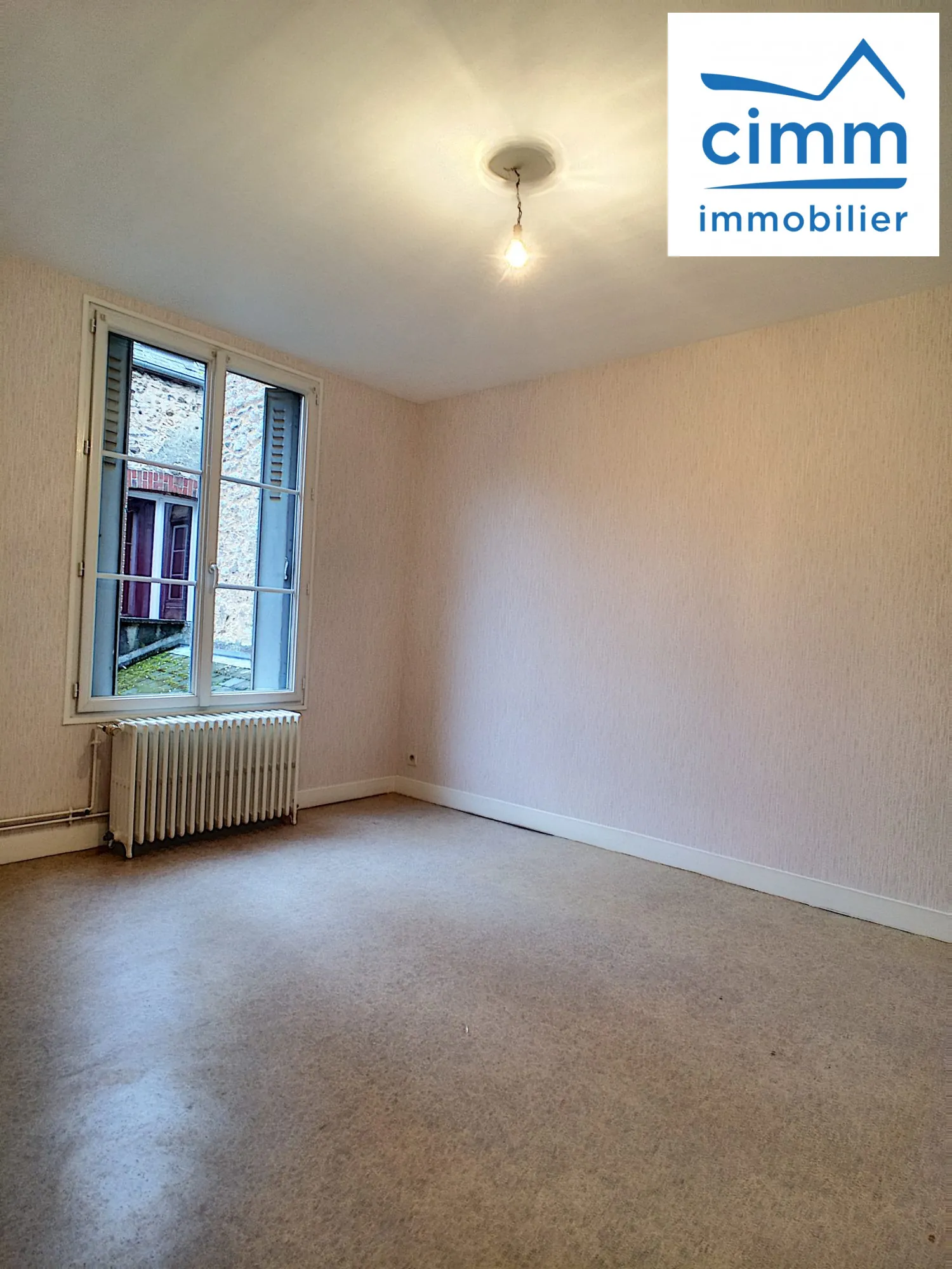 Appartement T3 à vendre au centre de Châtillon-Coligny avec garage et cour 