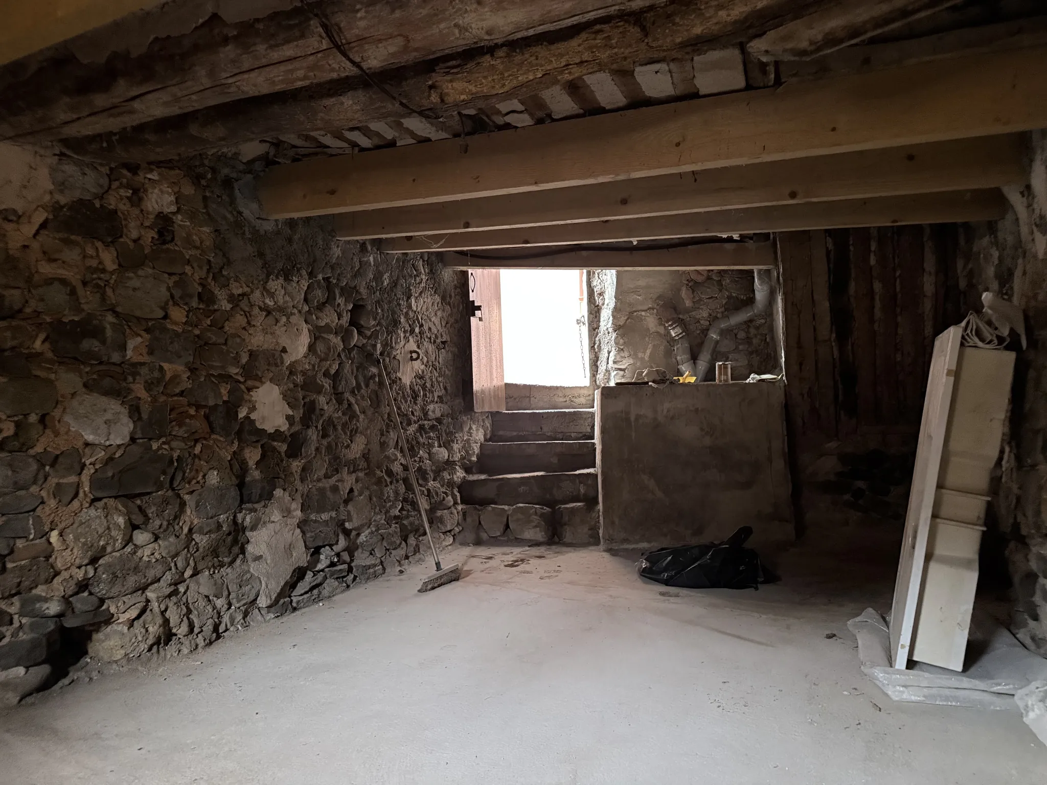 Cave de 12m² avec lumière naturelle à Sospel – Idéale stockage