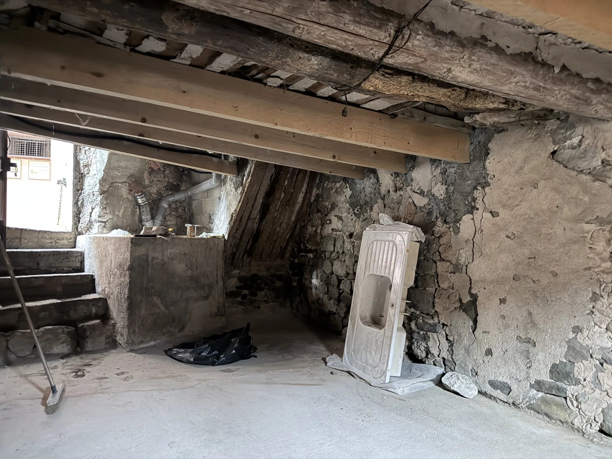 Cave de 12m² avec lumière naturelle à Sospel – Idéale stockage 