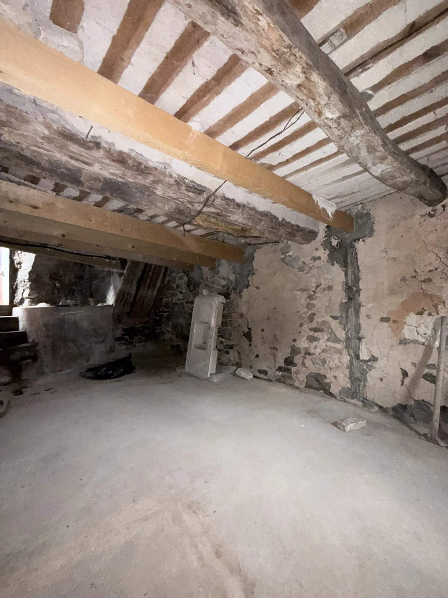 Cave de 12m² avec lumière naturelle à Sospel – Idéale stockage 