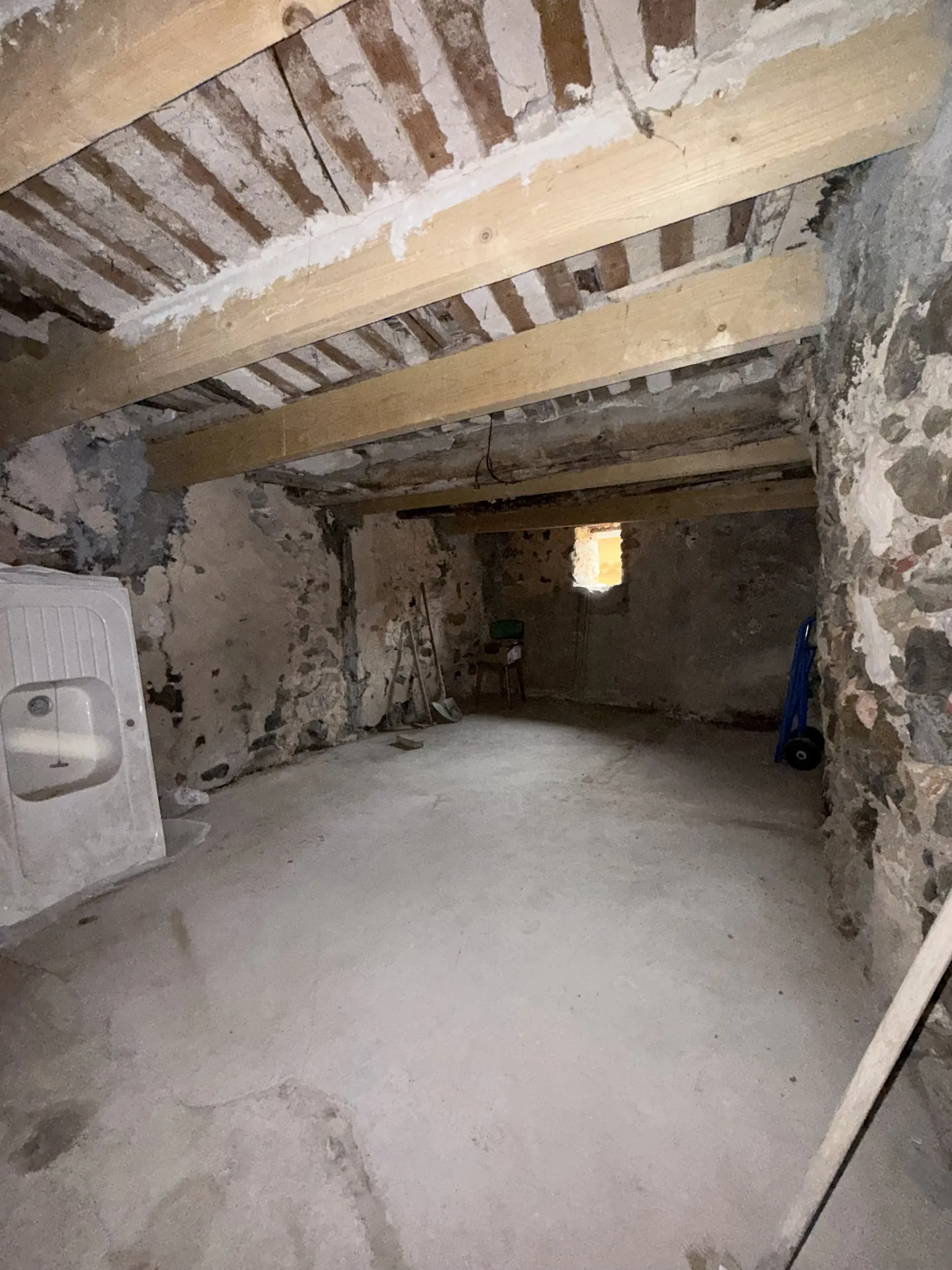 Cave de 12m² avec lumière naturelle à Sospel – Idéale stockage 