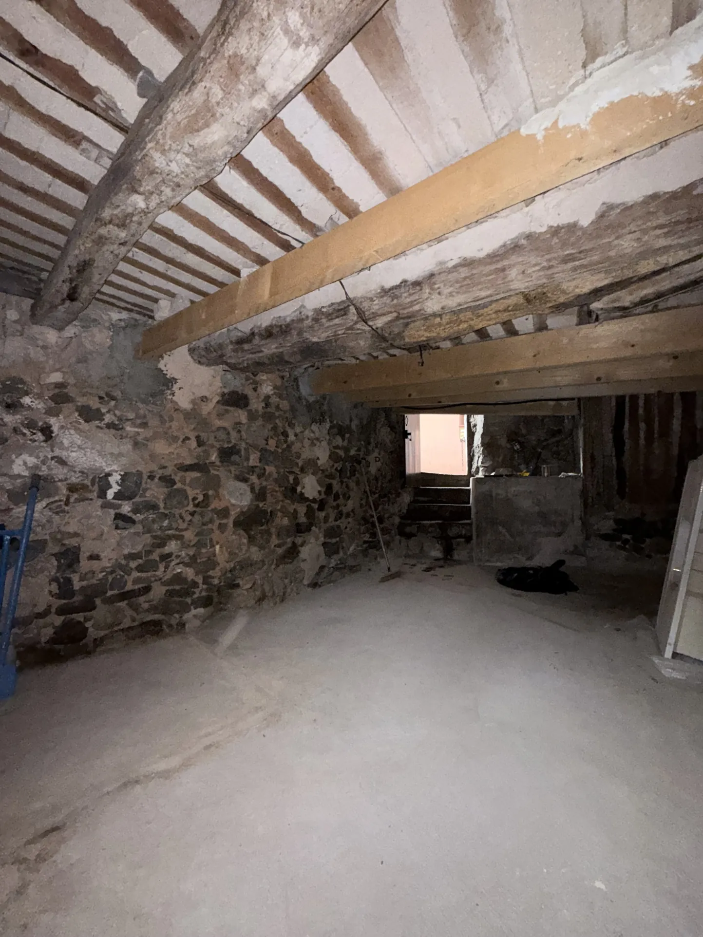 Cave de 12m² avec lumière naturelle à Sospel – Idéale stockage 